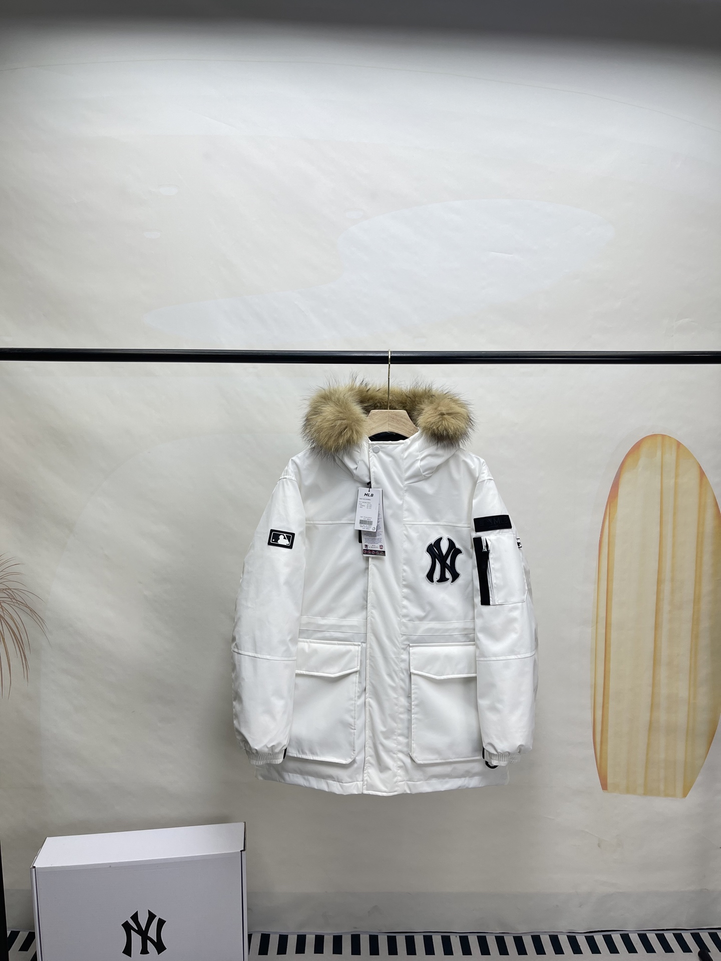 💰530🔥顶级原版  支持芯片感应
配包装盒+110💰
𝗠𝗟𝗕｜MLB纽约洋基队 徽标毛领工装/羽绒服

MLB是韩国F&F旗下潮流服装品牌，拥有150年历史的经典传统，是街头文化和国际生活方式的领导者。MLB 拥有包括男装、女装、童装、配饰 在内的全品类服饰，提供覆盖各性别、各年龄层、From HeadtoToe的穿搭装备。其产品结合了韩国的时尚造型与质感，展现了运动服饰也可以兼具时尚潮流的风格。在产品设计上，MLB不仅融合了美国职业棒球大联盟的各当家球队，更结合了棒球运动中的各个元素。

国标80%白鸭绒，市面独家使用顶级羽绒，绝不吹虚鹅绒等一系列的错误理解
面料: 100% 涤纶; 里料: 100% 锦纶 ，市面最顶级没有之一，一切遵照原版定制。
原代加工厂出品电镀五金，全部原厂定制，非市场各类复刻版
大工厂出品，在品质方面一直是不去含糊，大厂出货大家都懂工人的工艺、QA与Qc品检 不是市面小厂可比的。

用心做一件原版产品，让每一位客户有底气去给他的客户介绍说：这个是国内最顶级复刻版本。
好的产品不需要过多软文去衬托，
只有垃圾产品才会吹嘘：原单ZP 用洒洒洋洋几千字来打动消费者！
虽是F货但不输ZP！
颜色：黑色，绿色，藏青，白色
尺码：XS ，S ，M ，L ，XL ，XXL
