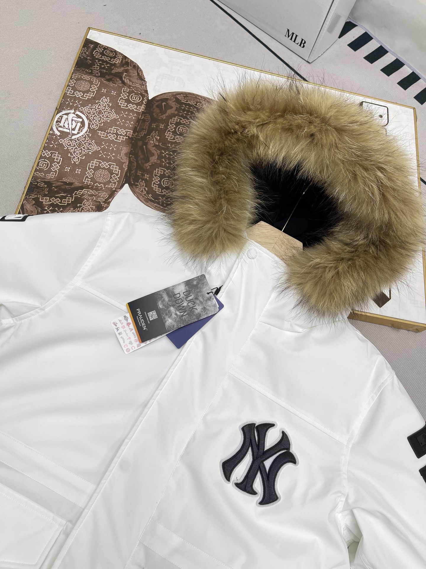 💰530🔥顶级原版  支持芯片感应
配包装盒+110💰
𝗠𝗟𝗕｜MLB纽约洋基队 徽标毛领工装/羽绒服

MLB是韩国F&F旗下潮流服装品牌，拥有150年历史的经典传统，是街头文化和国际生活方式的领导者。MLB 拥有包括男装、女装、童装、配饰 在内的全品类服饰，提供覆盖各性别、各年龄层、From HeadtoToe的穿搭装备。其产品结合了韩国的时尚造型与质感，展现了运动服饰也可以兼具时尚潮流的风格。在产品设计上，MLB不仅融合了美国职业棒球大联盟的各当家球队，更结合了棒球运动中的各个元素。

国标80%白鸭绒，市面独家使用顶级羽绒，绝不吹虚鹅绒等一系列的错误理解
面料: 100% 涤纶; 里料: 100% 锦纶 ，市面最顶级没有之一，一切遵照原版定制。
原代加工厂出品电镀五金，全部原厂定制，非市场各类复刻版
大工厂出品，在品质方面一直是不去含糊，大厂出货大家都懂工人的工艺、QA与Qc品检 不是市面小厂可比的。

用心做一件原版产品，让每一位客户有底气去给他的客户介绍说：这个是国内最顶级复刻版本。
好的产品不需要过多软文去衬托，
只有垃圾产品才会吹嘘：原单ZP 用洒洒洋洋几千字来打动消费者！
虽是F货但不输ZP！
颜色：黑色，绿色，藏青，白色
尺码：XS ，S ，M ，L ，XL ，XXL
