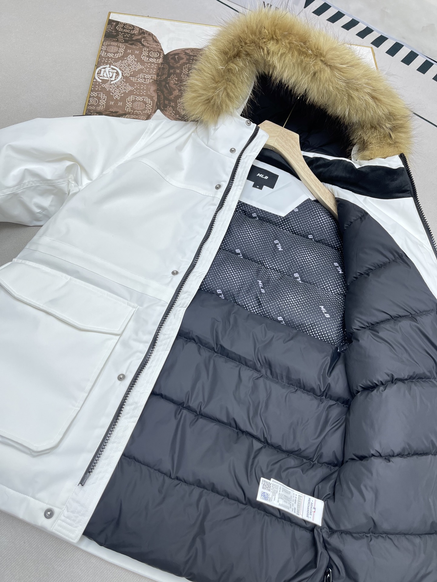 💰530🔥顶级原版  支持芯片感应
配包装盒+110💰
𝗠𝗟𝗕｜MLB纽约洋基队 徽标毛领工装/羽绒服

MLB是韩国F&F旗下潮流服装品牌，拥有150年历史的经典传统，是街头文化和国际生活方式的领导者。MLB 拥有包括男装、女装、童装、配饰 在内的全品类服饰，提供覆盖各性别、各年龄层、From HeadtoToe的穿搭装备。其产品结合了韩国的时尚造型与质感，展现了运动服饰也可以兼具时尚潮流的风格。在产品设计上，MLB不仅融合了美国职业棒球大联盟的各当家球队，更结合了棒球运动中的各个元素。

国标80%白鸭绒，市面独家使用顶级羽绒，绝不吹虚鹅绒等一系列的错误理解
面料: 100% 涤纶; 里料: 100% 锦纶 ，市面最顶级没有之一，一切遵照原版定制。
原代加工厂出品电镀五金，全部原厂定制，非市场各类复刻版
大工厂出品，在品质方面一直是不去含糊，大厂出货大家都懂工人的工艺、QA与Qc品检 不是市面小厂可比的。

用心做一件原版产品，让每一位客户有底气去给他的客户介绍说：这个是国内最顶级复刻版本。
好的产品不需要过多软文去衬托，
只有垃圾产品才会吹嘘：原单ZP 用洒洒洋洋几千字来打动消费者！
虽是F货但不输ZP！
颜色：黑色，绿色，藏青，白色
尺码：XS ，S ，M ，L ，XL ，XXL
