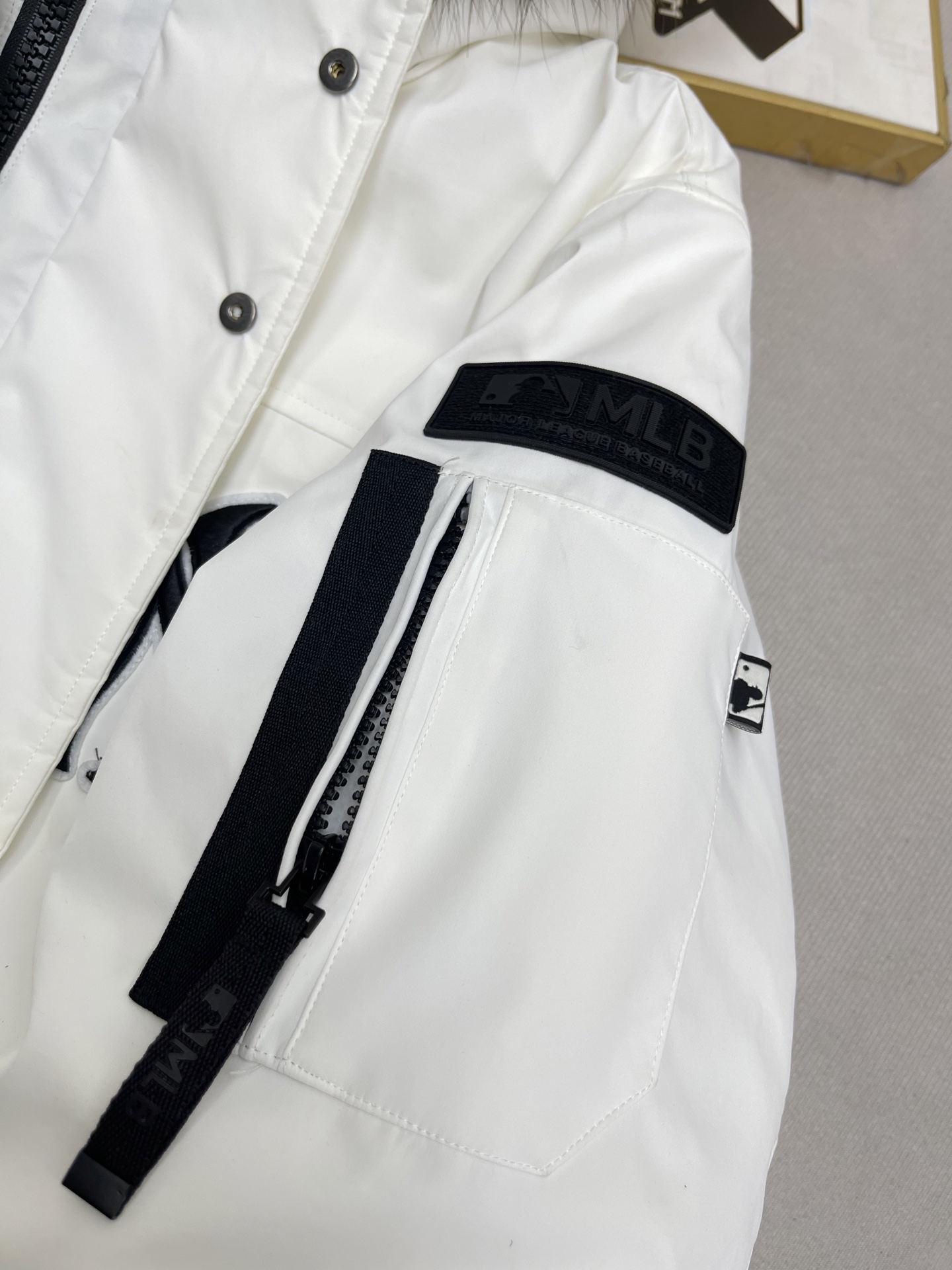 💰530🔥顶级原版  支持芯片感应
配包装盒+110💰
𝗠𝗟𝗕｜MLB纽约洋基队 徽标毛领工装/羽绒服

MLB是韩国F&F旗下潮流服装品牌，拥有150年历史的经典传统，是街头文化和国际生活方式的领导者。MLB 拥有包括男装、女装、童装、配饰 在内的全品类服饰，提供覆盖各性别、各年龄层、From HeadtoToe的穿搭装备。其产品结合了韩国的时尚造型与质感，展现了运动服饰也可以兼具时尚潮流的风格。在产品设计上，MLB不仅融合了美国职业棒球大联盟的各当家球队，更结合了棒球运动中的各个元素。

国标80%白鸭绒，市面独家使用顶级羽绒，绝不吹虚鹅绒等一系列的错误理解
面料: 100% 涤纶; 里料: 100% 锦纶 ，市面最顶级没有之一，一切遵照原版定制。
原代加工厂出品电镀五金，全部原厂定制，非市场各类复刻版
大工厂出品，在品质方面一直是不去含糊，大厂出货大家都懂工人的工艺、QA与Qc品检 不是市面小厂可比的。

用心做一件原版产品，让每一位客户有底气去给他的客户介绍说：这个是国内最顶级复刻版本。
好的产品不需要过多软文去衬托，
只有垃圾产品才会吹嘘：原单ZP 用洒洒洋洋几千字来打动消费者！
虽是F货但不输ZP！
颜色：黑色，绿色，藏青，白色
尺码：XS ，S ，M ，L ，XL ，XXL
