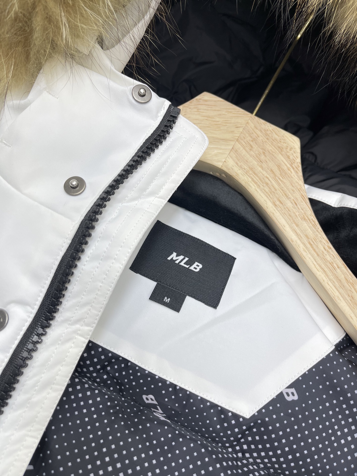 💰530🔥顶级原版  支持芯片感应
配包装盒+110💰
𝗠𝗟𝗕｜MLB纽约洋基队 徽标毛领工装/羽绒服

MLB是韩国F&F旗下潮流服装品牌，拥有150年历史的经典传统，是街头文化和国际生活方式的领导者。MLB 拥有包括男装、女装、童装、配饰 在内的全品类服饰，提供覆盖各性别、各年龄层、From HeadtoToe的穿搭装备。其产品结合了韩国的时尚造型与质感，展现了运动服饰也可以兼具时尚潮流的风格。在产品设计上，MLB不仅融合了美国职业棒球大联盟的各当家球队，更结合了棒球运动中的各个元素。

国标80%白鸭绒，市面独家使用顶级羽绒，绝不吹虚鹅绒等一系列的错误理解
面料: 100% 涤纶; 里料: 100% 锦纶 ，市面最顶级没有之一，一切遵照原版定制。
原代加工厂出品电镀五金，全部原厂定制，非市场各类复刻版
大工厂出品，在品质方面一直是不去含糊，大厂出货大家都懂工人的工艺、QA与Qc品检 不是市面小厂可比的。

用心做一件原版产品，让每一位客户有底气去给他的客户介绍说：这个是国内最顶级复刻版本。
好的产品不需要过多软文去衬托，
只有垃圾产品才会吹嘘：原单ZP 用洒洒洋洋几千字来打动消费者！
虽是F货但不输ZP！
颜色：黑色，绿色，藏青，白色
尺码：XS ，S ，M ，L ，XL ，XXL
