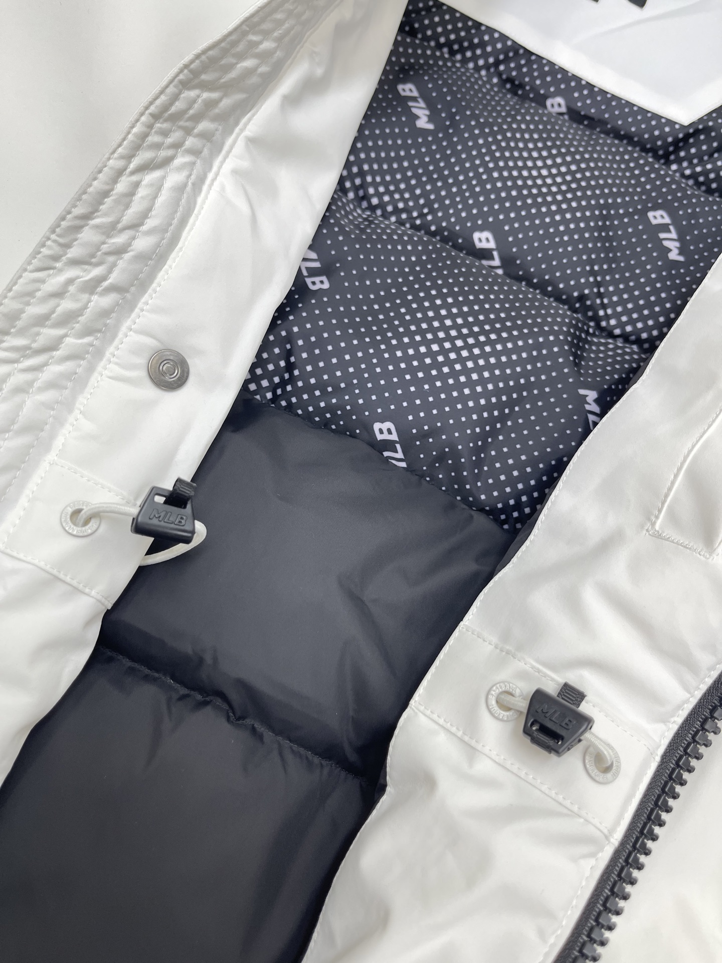 💰530🔥顶级原版  支持芯片感应
配包装盒+110💰
𝗠𝗟𝗕｜MLB纽约洋基队 徽标毛领工装/羽绒服

MLB是韩国F&F旗下潮流服装品牌，拥有150年历史的经典传统，是街头文化和国际生活方式的领导者。MLB 拥有包括男装、女装、童装、配饰 在内的全品类服饰，提供覆盖各性别、各年龄层、From HeadtoToe的穿搭装备。其产品结合了韩国的时尚造型与质感，展现了运动服饰也可以兼具时尚潮流的风格。在产品设计上，MLB不仅融合了美国职业棒球大联盟的各当家球队，更结合了棒球运动中的各个元素。

国标80%白鸭绒，市面独家使用顶级羽绒，绝不吹虚鹅绒等一系列的错误理解
面料: 100% 涤纶; 里料: 100% 锦纶 ，市面最顶级没有之一，一切遵照原版定制。
原代加工厂出品电镀五金，全部原厂定制，非市场各类复刻版
大工厂出品，在品质方面一直是不去含糊，大厂出货大家都懂工人的工艺、QA与Qc品检 不是市面小厂可比的。

用心做一件原版产品，让每一位客户有底气去给他的客户介绍说：这个是国内最顶级复刻版本。
好的产品不需要过多软文去衬托，
只有垃圾产品才会吹嘘：原单ZP 用洒洒洋洋几千字来打动消费者！
虽是F货但不输ZP！
颜色：黑色，绿色，藏青，白色
尺码：XS ，S ，M ，L ，XL ，XXL
