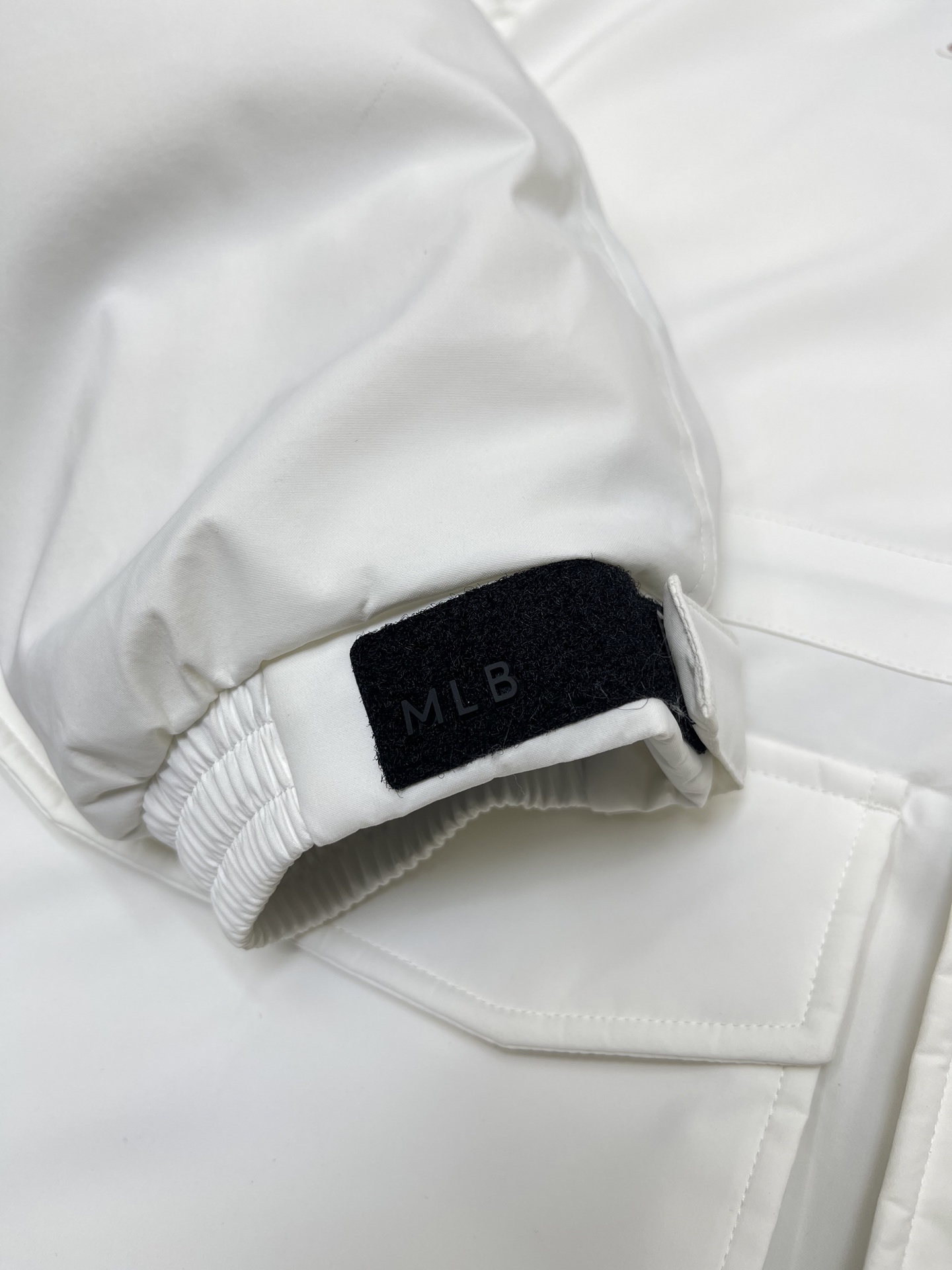 💰530🔥顶级原版  支持芯片感应
配包装盒+110💰
𝗠𝗟𝗕｜MLB纽约洋基队 徽标毛领工装/羽绒服

MLB是韩国F&F旗下潮流服装品牌，拥有150年历史的经典传统，是街头文化和国际生活方式的领导者。MLB 拥有包括男装、女装、童装、配饰 在内的全品类服饰，提供覆盖各性别、各年龄层、From HeadtoToe的穿搭装备。其产品结合了韩国的时尚造型与质感，展现了运动服饰也可以兼具时尚潮流的风格。在产品设计上，MLB不仅融合了美国职业棒球大联盟的各当家球队，更结合了棒球运动中的各个元素。

国标80%白鸭绒，市面独家使用顶级羽绒，绝不吹虚鹅绒等一系列的错误理解
面料: 100% 涤纶; 里料: 100% 锦纶 ，市面最顶级没有之一，一切遵照原版定制。
原代加工厂出品电镀五金，全部原厂定制，非市场各类复刻版
大工厂出品，在品质方面一直是不去含糊，大厂出货大家都懂工人的工艺、QA与Qc品检 不是市面小厂可比的。

用心做一件原版产品，让每一位客户有底气去给他的客户介绍说：这个是国内最顶级复刻版本。
好的产品不需要过多软文去衬托，
只有垃圾产品才会吹嘘：原单ZP 用洒洒洋洋几千字来打动消费者！
虽是F货但不输ZP！
颜色：黑色，绿色，藏青，白色
尺码：XS ，S ，M ，L ，XL ，XXL
