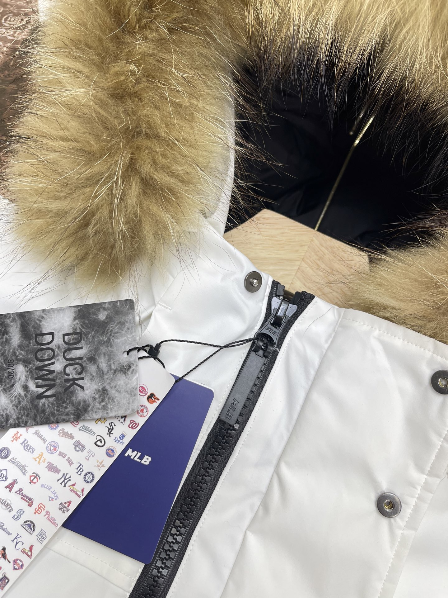 💰530🔥顶级原版  支持芯片感应
配包装盒+110💰
𝗠𝗟𝗕｜MLB纽约洋基队 徽标毛领工装/羽绒服

MLB是韩国F&F旗下潮流服装品牌，拥有150年历史的经典传统，是街头文化和国际生活方式的领导者。MLB 拥有包括男装、女装、童装、配饰 在内的全品类服饰，提供覆盖各性别、各年龄层、From HeadtoToe的穿搭装备。其产品结合了韩国的时尚造型与质感，展现了运动服饰也可以兼具时尚潮流的风格。在产品设计上，MLB不仅融合了美国职业棒球大联盟的各当家球队，更结合了棒球运动中的各个元素。

国标80%白鸭绒，市面独家使用顶级羽绒，绝不吹虚鹅绒等一系列的错误理解
面料: 100% 涤纶; 里料: 100% 锦纶 ，市面最顶级没有之一，一切遵照原版定制。
原代加工厂出品电镀五金，全部原厂定制，非市场各类复刻版
大工厂出品，在品质方面一直是不去含糊，大厂出货大家都懂工人的工艺、QA与Qc品检 不是市面小厂可比的。

用心做一件原版产品，让每一位客户有底气去给他的客户介绍说：这个是国内最顶级复刻版本。
好的产品不需要过多软文去衬托，
只有垃圾产品才会吹嘘：原单ZP 用洒洒洋洋几千字来打动消费者！
虽是F货但不输ZP！
颜色：黑色，绿色，藏青，白色
尺码：XS ，S ，M ，L ，XL ，XXL

