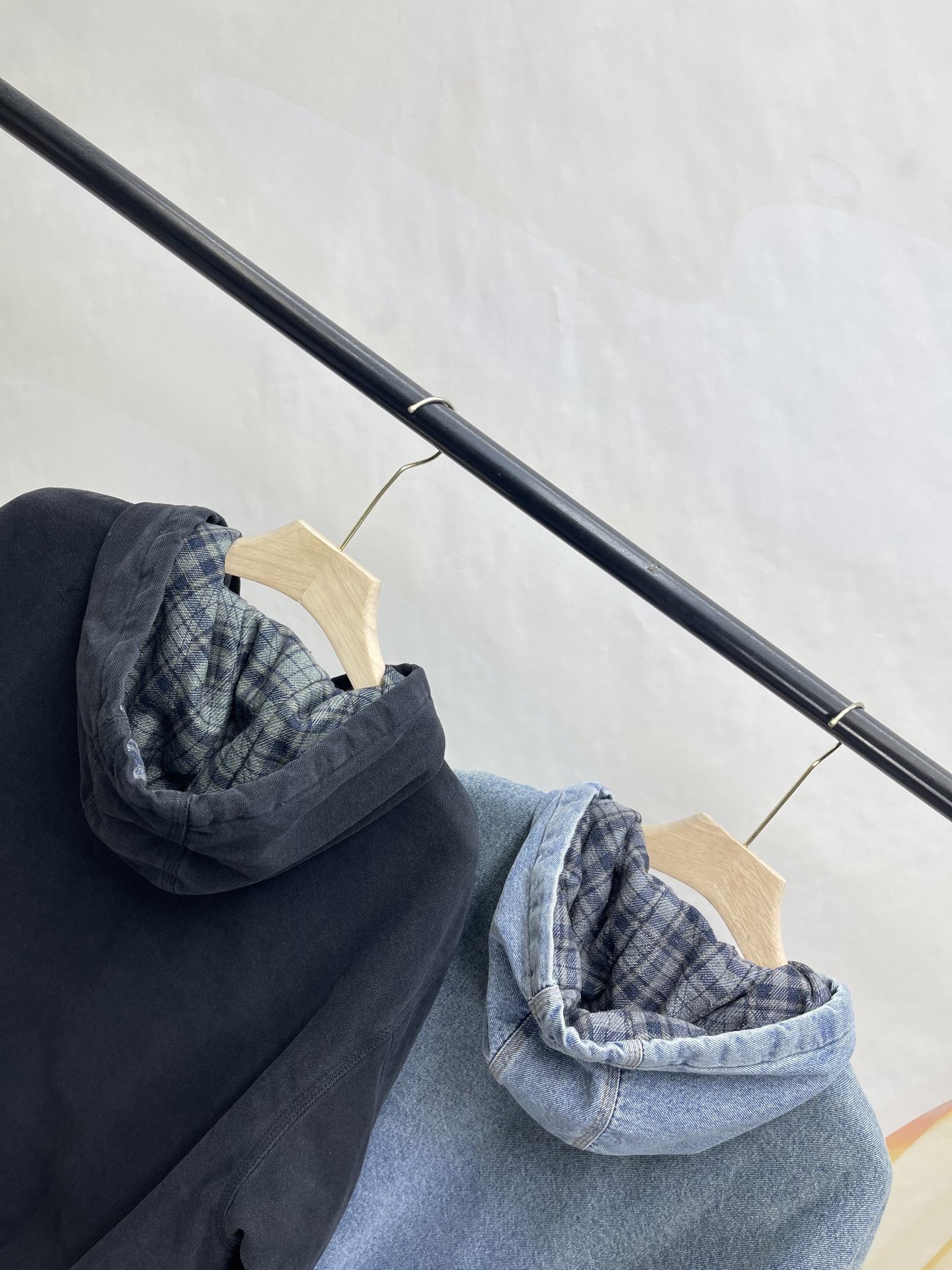 💰460🔥Supreme FW25 WEEK1 Reflective Arc Hooded Work Jacket 反光徽标字母拉链开合连帽工装夹克棉服外套 男女同款
全单宁牛仔面料 绗缝棉法兰绒里衬。正面下方有大口袋，内部胸袋。针织罗纹袖口和下摆。正面有3M®反光与字母徽标贴花。内里格子布千米起订  上身很好看的秋冬新款
颜色：水洗蓝 水洗黑色
尺码：S M L XL
         肩宽    衣长  胸围    袖长
S        58       68     136    66
M       60       70     140    67
L        61       72      144    68
XL      62       74      148    69