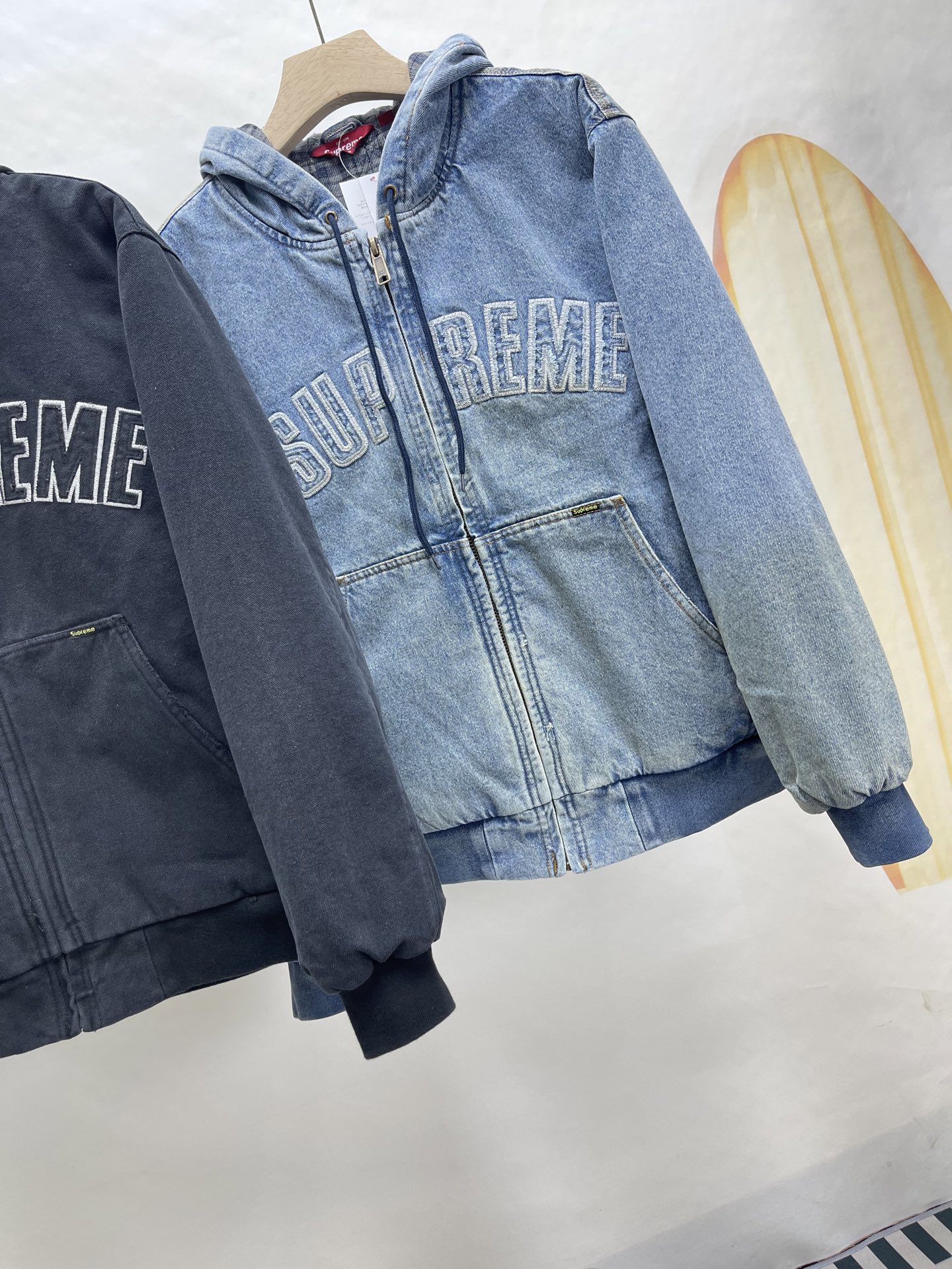 💰460🔥Supreme FW25 WEEK1 Reflective Arc Hooded Work Jacket 反光徽标字母拉链开合连帽工装夹克棉服外套 男女同款
全单宁牛仔面料 绗缝棉法兰绒里衬。正面下方有大口袋，内部胸袋。针织罗纹袖口和下摆。正面有3M®反光与字母徽标贴花。内里格子布千米起订  上身很好看的秋冬新款
颜色：水洗蓝 水洗黑色
尺码：S M L XL
         肩宽    衣长  胸围    袖长
S        58       68     136    66
M       60       70     140    67
L        61       72      144    68
XL      62       74      148    69