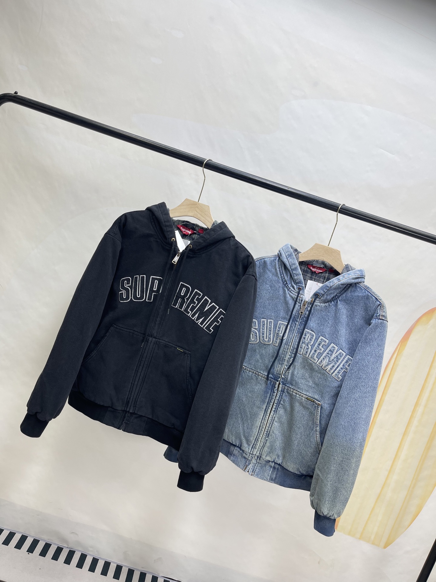 💰460🔥Supreme FW25 WEEK1 Reflective Arc Hooded Work Jacket 反光徽标字母拉链开合连帽工装夹克棉服外套 男女同款
全单宁牛仔面料 绗缝棉法兰绒里衬。正面下方有大口袋，内部胸袋。针织罗纹袖口和下摆。正面有3M®反光与字母徽标贴花。内里格子布千米起订  上身很好看的秋冬新款
颜色：水洗蓝 水洗黑色
尺码：S M L XL
         肩宽    衣长  胸围    袖长
S        58       68     136    66
M       60       70     140    67
L        61       72      144    68
XL      62       74      148    69