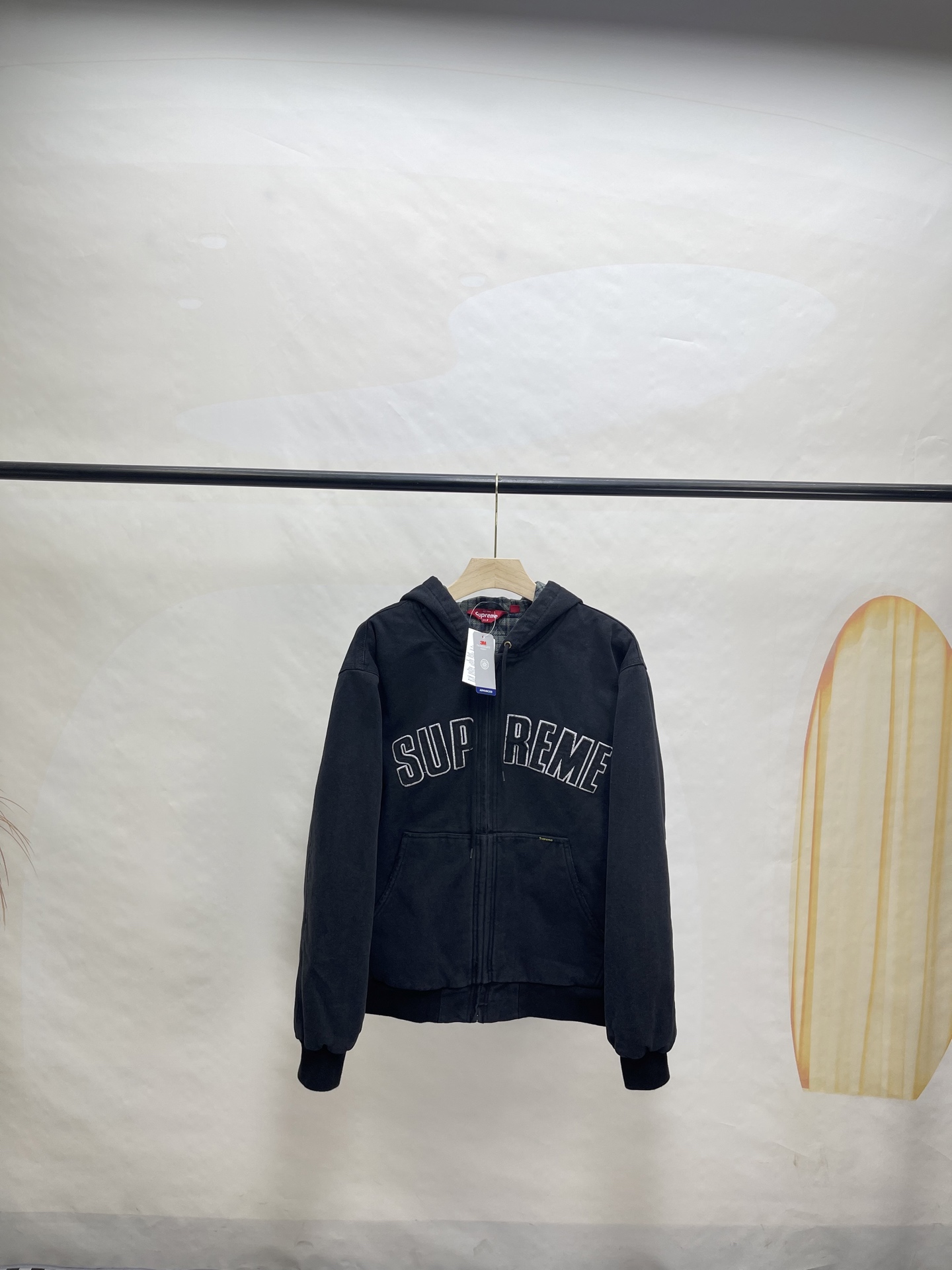 💰460🔥Supreme FW25 WEEK1 Reflective Arc Hooded Work Jacket 反光徽标字母拉链开合连帽工装夹克棉服外套 男女同款
全单宁牛仔面料 绗缝棉法兰绒里衬。正面下方有大口袋，内部胸袋。针织罗纹袖口和下摆。正面有3M®反光与字母徽标贴花。内里格子布千米起订  上身很好看的秋冬新款
颜色：水洗蓝 水洗黑色
尺码：S M L XL
         肩宽    衣长  胸围    袖长
S        58       68     136    66
M       60       70     140    67
L        61       72      144    68
XL      62       74      148    69