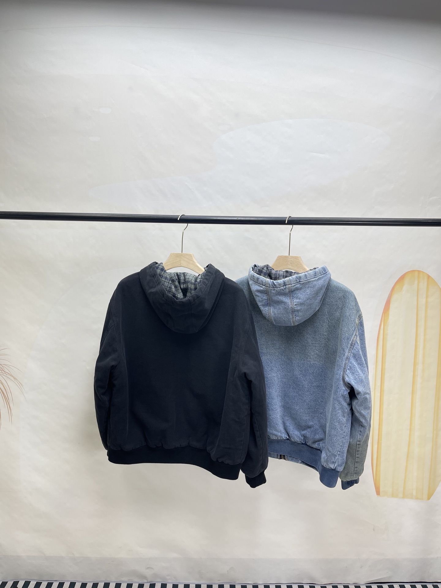 💰460🔥Supreme FW25 WEEK1 Reflective Arc Hooded Work Jacket 反光徽标字母拉链开合连帽工装夹克棉服外套 男女同款
全单宁牛仔面料 绗缝棉法兰绒里衬。正面下方有大口袋，内部胸袋。针织罗纹袖口和下摆。正面有3M®反光与字母徽标贴花。内里格子布千米起订  上身很好看的秋冬新款
颜色：水洗蓝 水洗黑色
尺码：S M L XL
         肩宽    衣长  胸围    袖长
S        58       68     136    66
M       60       70     140    67
L        61       72      144    68
XL      62       74      148    69