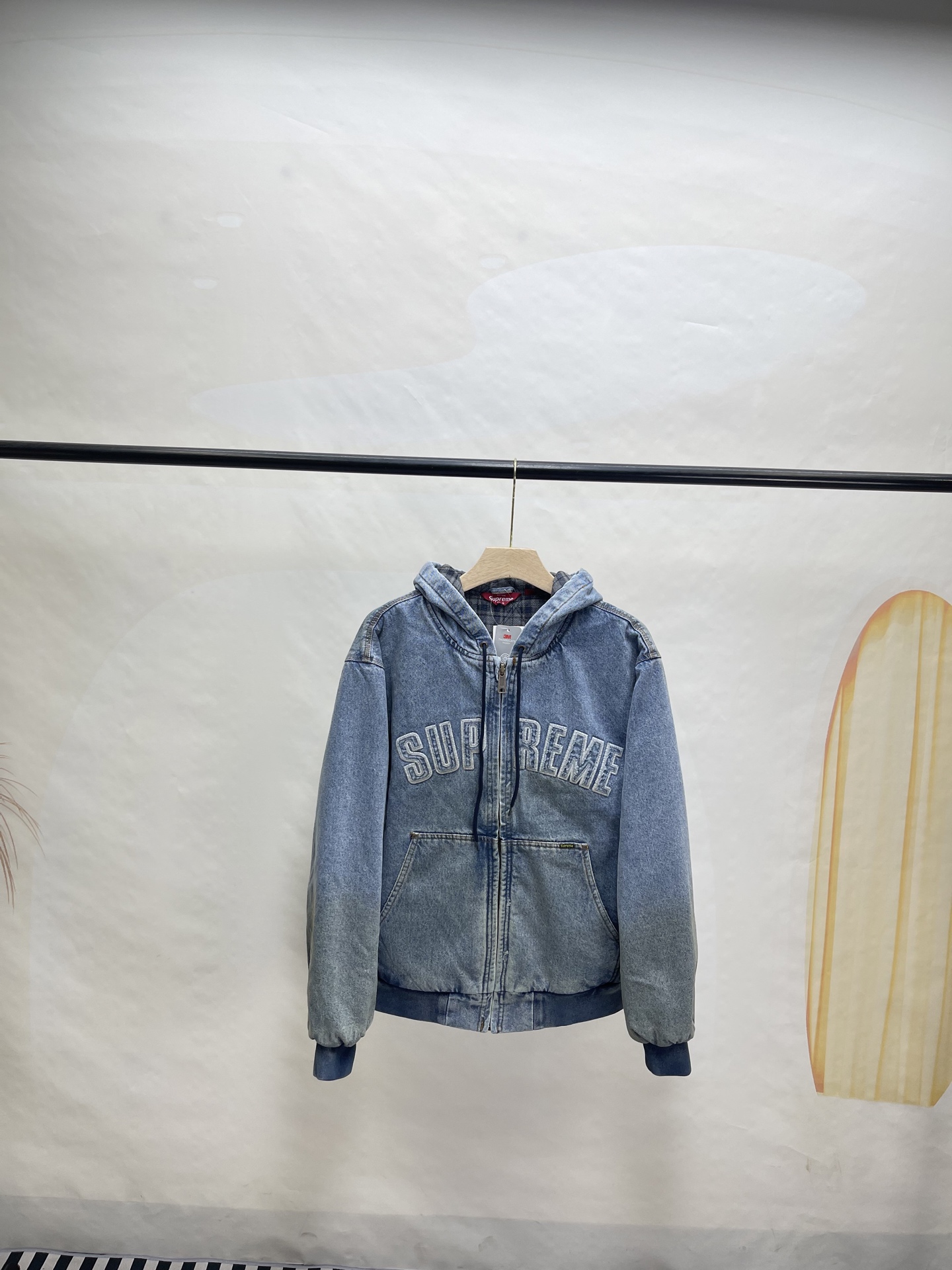 💰460🔥Supreme FW25 WEEK1 Reflective Arc Hooded Work Jacket 反光徽标字母拉链开合连帽工装夹克棉服外套 男女同款
全单宁牛仔面料 绗缝棉法兰绒里衬。正面下方有大口袋，内部胸袋。针织罗纹袖口和下摆。正面有3M®反光与字母徽标贴花。内里格子布千米起订  上身很好看的秋冬新款
颜色：水洗蓝 水洗黑色
尺码：S M L XL
         肩宽    衣长  胸围    袖长
S        58       68     136    66
M       60       70     140    67
L        61       72      144    68
XL      62       74      148    69