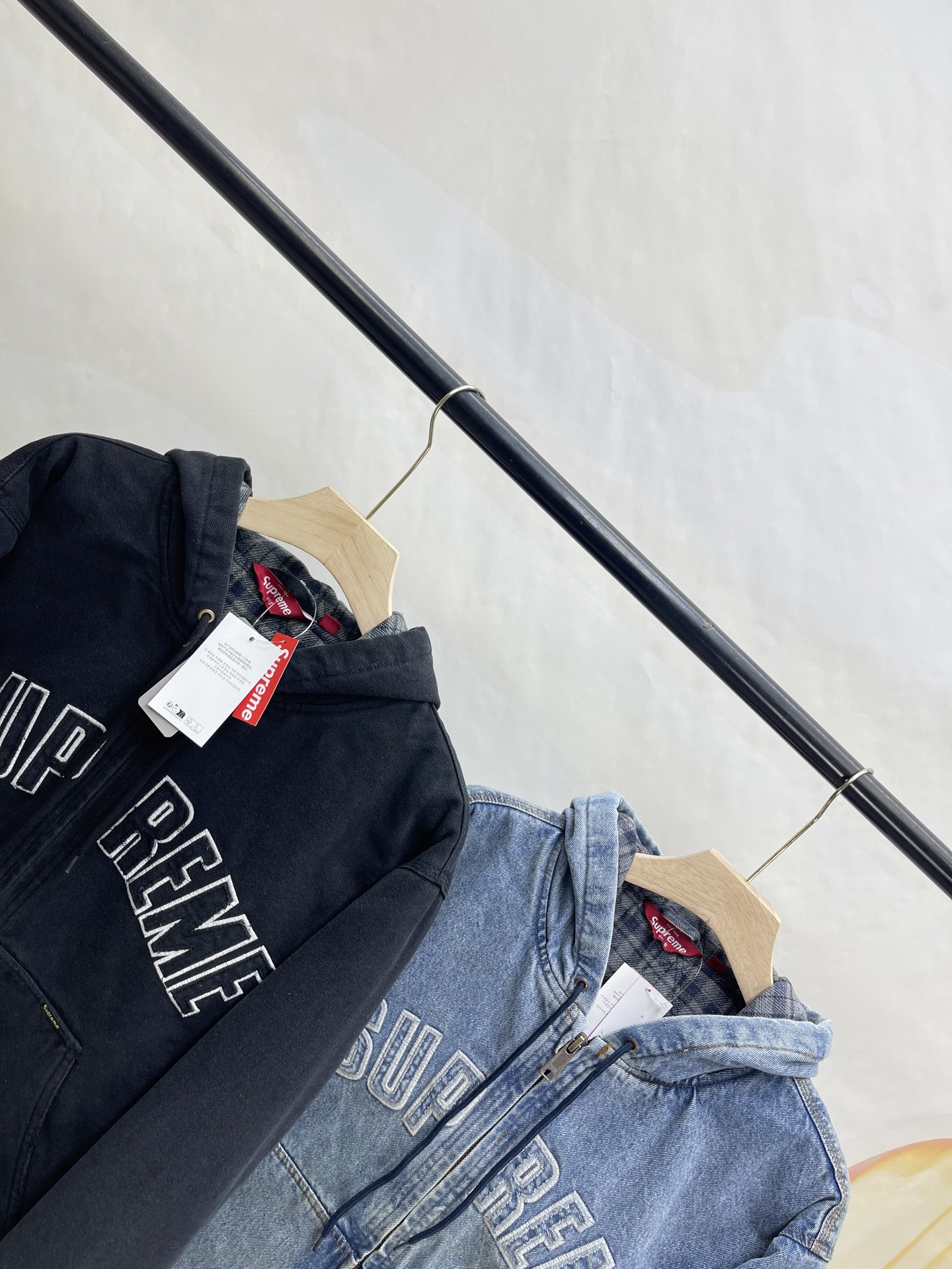 💰460🔥Supreme FW25 WEEK1 Reflective Arc Hooded Work Jacket 反光徽标字母拉链开合连帽工装夹克棉服外套 男女同款
全单宁牛仔面料 绗缝棉法兰绒里衬。正面下方有大口袋，内部胸袋。针织罗纹袖口和下摆。正面有3M®反光与字母徽标贴花。内里格子布千米起订  上身很好看的秋冬新款
颜色：水洗蓝 水洗黑色
尺码：S M L XL
         肩宽    衣长  胸围    袖长
S        58       68     136    66
M       60       70     140    67
L        61       72      144    68
XL      62       74      148    69