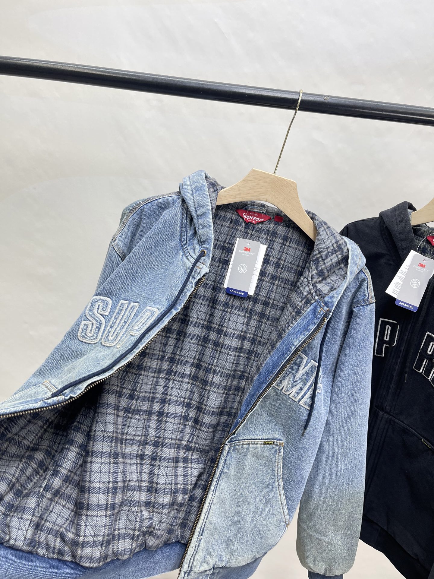 💰460🔥Supreme FW25 WEEK1 Reflective Arc Hooded Work Jacket 反光徽标字母拉链开合连帽工装夹克棉服外套 男女同款
全单宁牛仔面料 绗缝棉法兰绒里衬。正面下方有大口袋，内部胸袋。针织罗纹袖口和下摆。正面有3M®反光与字母徽标贴花。内里格子布千米起订  上身很好看的秋冬新款
颜色：水洗蓝 水洗黑色
尺码：S M L XL
         肩宽    衣长  胸围    袖长
S        58       68     136    66
M       60       70     140    67
L        61       72      144    68
XL      62       74      148    69