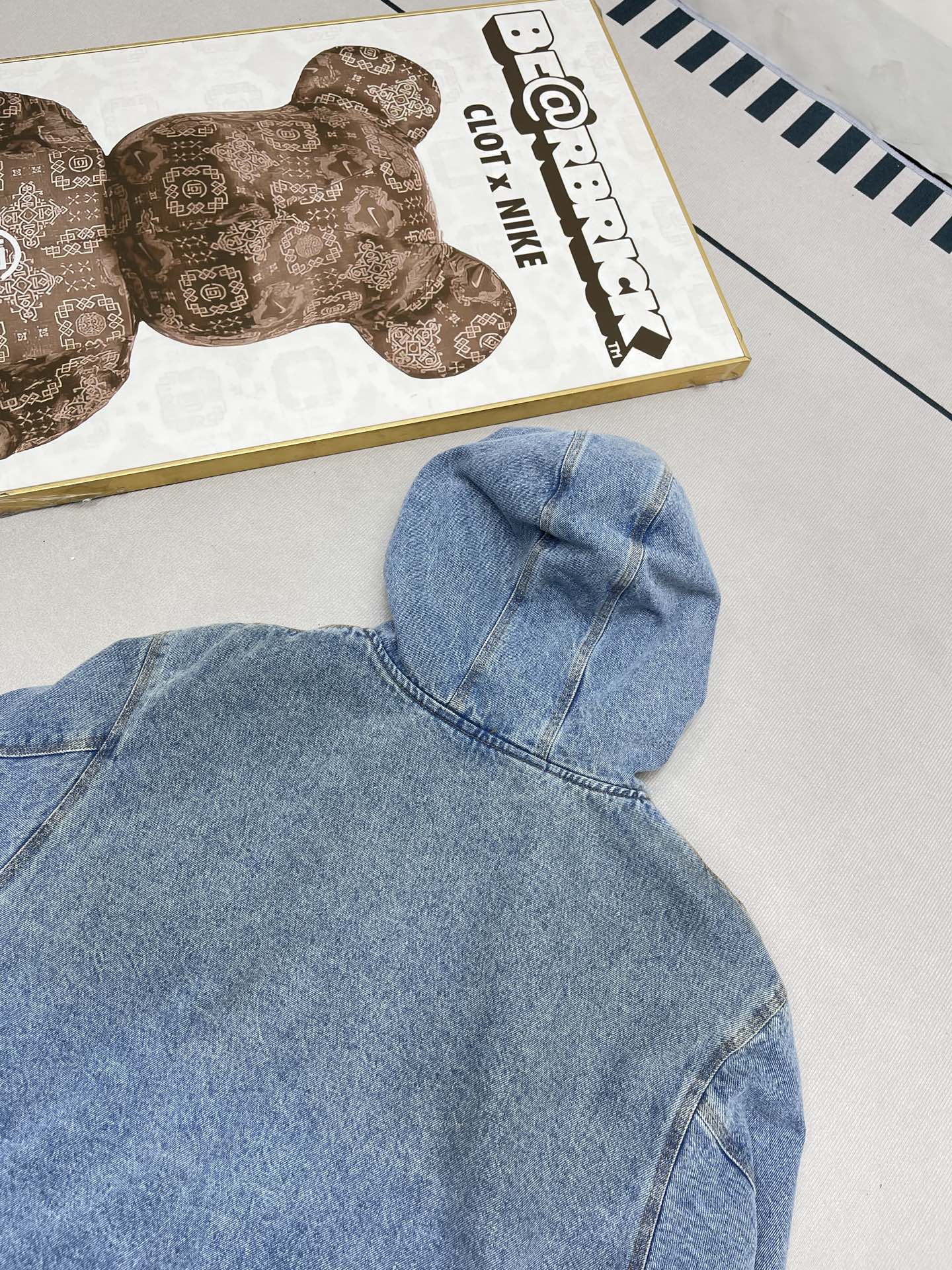 💰460🔥Supreme FW25 WEEK1 Reflective Arc Hooded Work Jacket 反光徽标字母拉链开合连帽工装夹克棉服外套 男女同款
全单宁牛仔面料 绗缝棉法兰绒里衬。正面下方有大口袋，内部胸袋。针织罗纹袖口和下摆。正面有3M®反光与字母徽标贴花。内里格子布千米起订  上身很好看的秋冬新款
颜色：水洗蓝 水洗黑色
尺码：S M L XL
         肩宽    衣长  胸围    袖长
S        58       68     136    66
M       60       70     140    67
L        61       72      144    68
XL      62       74      148    69