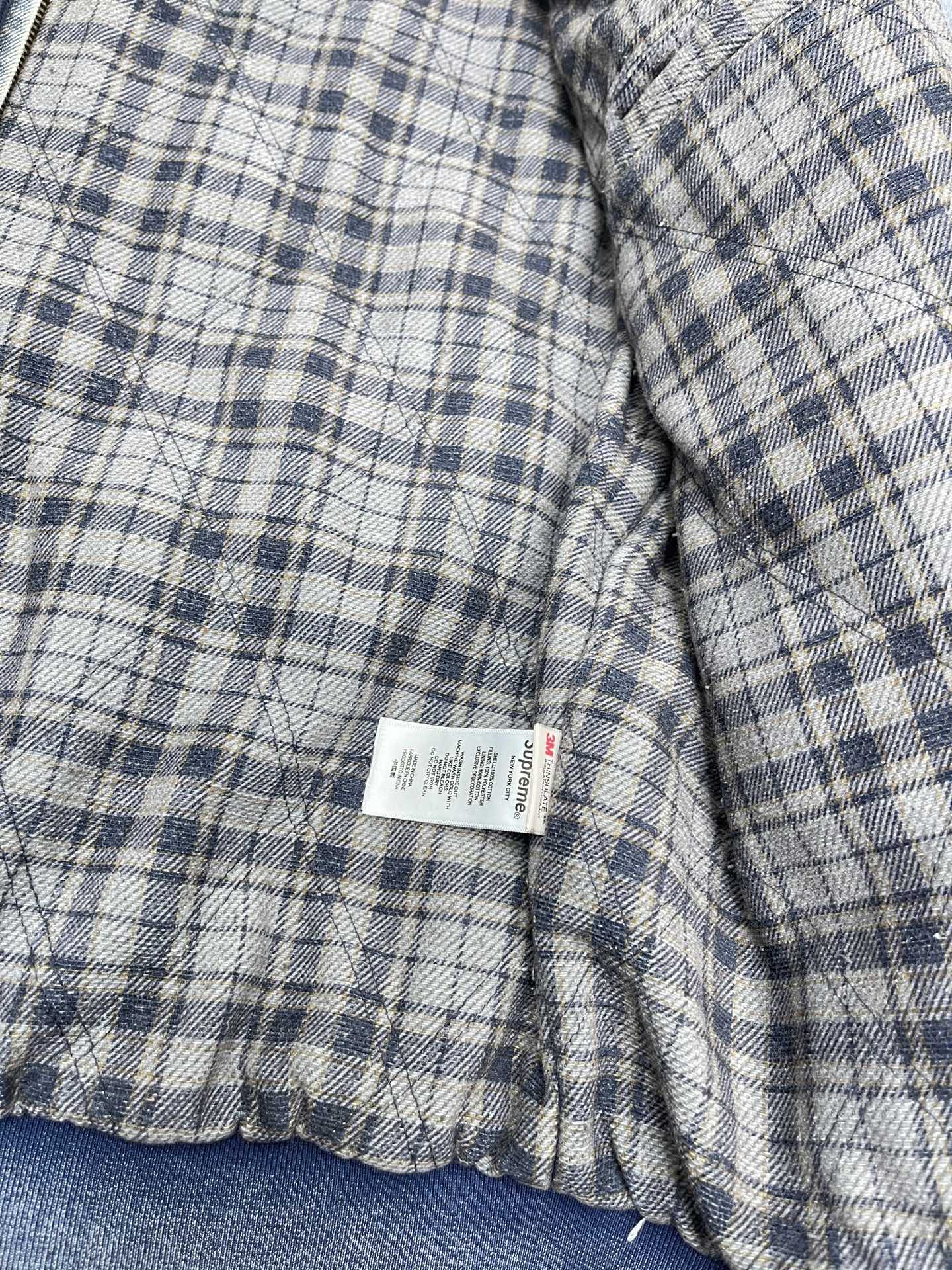 💰460🔥Supreme FW25 WEEK1 Reflective Arc Hooded Work Jacket 反光徽标字母拉链开合连帽工装夹克棉服外套 男女同款
全单宁牛仔面料 绗缝棉法兰绒里衬。正面下方有大口袋，内部胸袋。针织罗纹袖口和下摆。正面有3M®反光与字母徽标贴花。内里格子布千米起订  上身很好看的秋冬新款
颜色：水洗蓝 水洗黑色
尺码：S M L XL
         肩宽    衣长  胸围    袖长
S        58       68     136    66
M       60       70     140    67
L        61       72      144    68
XL      62       74      148    69