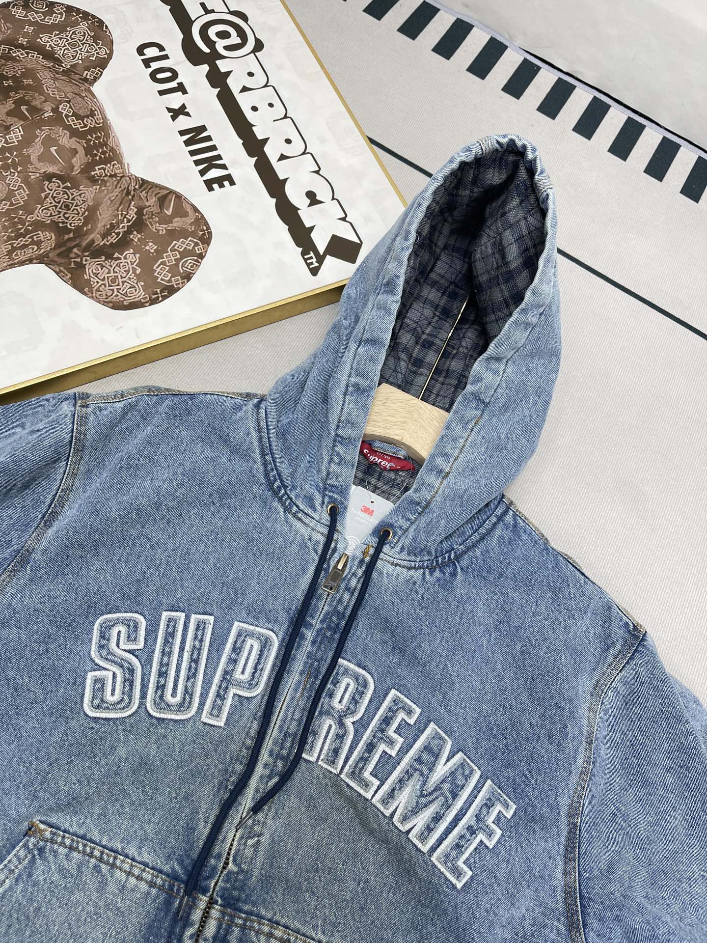 💰460🔥Supreme FW25 WEEK1 Reflective Arc Hooded Work Jacket 反光徽标字母拉链开合连帽工装夹克棉服外套 男女同款
全单宁牛仔面料 绗缝棉法兰绒里衬。正面下方有大口袋，内部胸袋。针织罗纹袖口和下摆。正面有3M®反光与字母徽标贴花。内里格子布千米起订  上身很好看的秋冬新款
颜色：水洗蓝 水洗黑色
尺码：S M L XL
         肩宽    衣长  胸围    袖长
S        58       68     136    66
M       60       70     140    67
L        61       72      144    68
XL      62       74      148    69