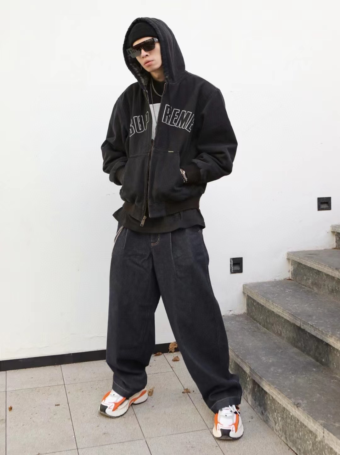 💰460🔥Supreme FW25 WEEK1 Reflective Arc Hooded Work Jacket 反光徽标字母拉链开合连帽工装夹克棉服外套 男女同款
全单宁牛仔面料 绗缝棉法兰绒里衬。正面下方有大口袋，内部胸袋。针织罗纹袖口和下摆。正面有3M®反光与字母徽标贴花。内里格子布千米起订  上身很好看的秋冬新款
颜色：水洗蓝 水洗黑色
尺码：S M L XL
         肩宽    衣长  胸围    袖长
S        58       68     136    66
M       60       70     140    67
L        61       72      144    68
XL      62       74      148    69