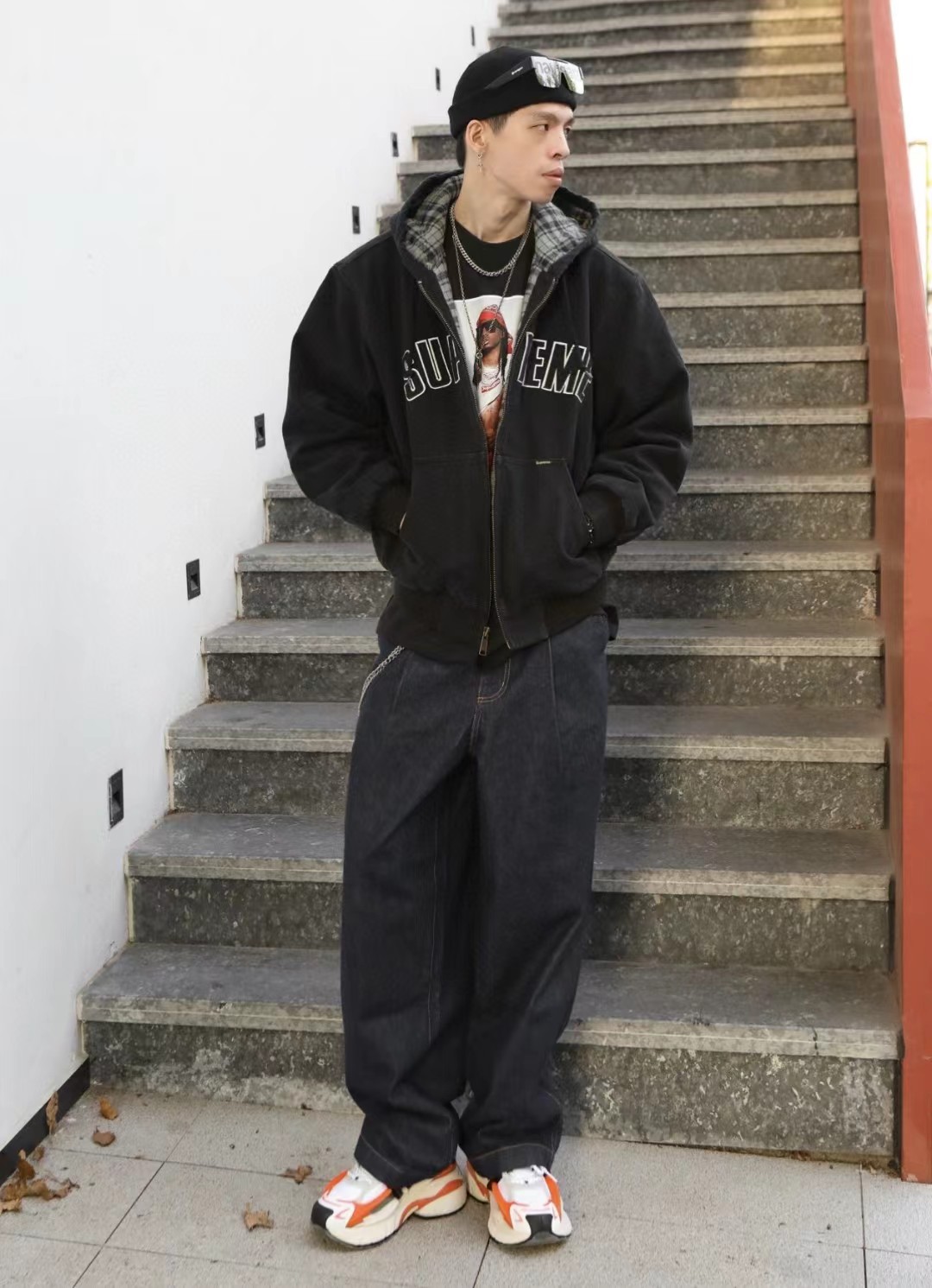 💰460🔥Supreme FW25 WEEK1 Reflective Arc Hooded Work Jacket 反光徽标字母拉链开合连帽工装夹克棉服外套 男女同款
全单宁牛仔面料 绗缝棉法兰绒里衬。正面下方有大口袋，内部胸袋。针织罗纹袖口和下摆。正面有3M®反光与字母徽标贴花。内里格子布千米起订  上身很好看的秋冬新款
颜色：水洗蓝 水洗黑色
尺码：S M L XL
         肩宽    衣长  胸围    袖长
S        58       68     136    66
M       60       70     140    67
L        61       72      144    68
XL      62       74      148    69