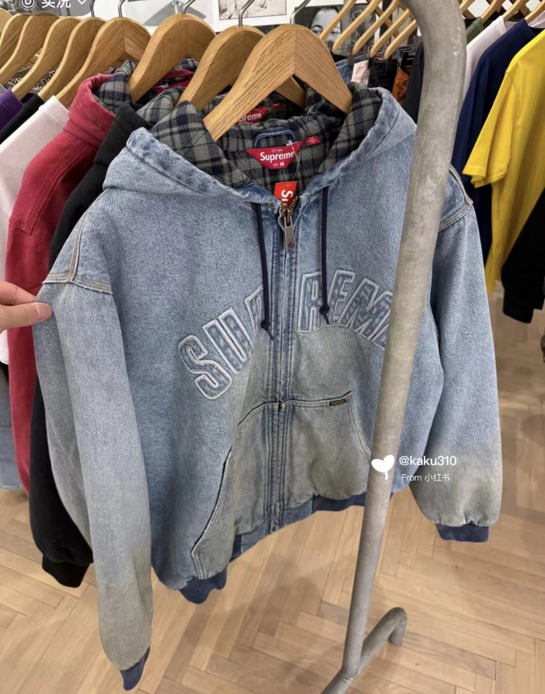 💰460🔥Supreme FW25 WEEK1 Reflective Arc Hooded Work Jacket 反光徽标字母拉链开合连帽工装夹克棉服外套 男女同款
全单宁牛仔面料 绗缝棉法兰绒里衬。正面下方有大口袋，内部胸袋。针织罗纹袖口和下摆。正面有3M®反光与字母徽标贴花。内里格子布千米起订  上身很好看的秋冬新款
颜色：水洗蓝 水洗黑色
尺码：S M L XL
         肩宽    衣长  胸围    袖长
S        58       68     136    66
M       60       70     140    67
L        61       72      144    68
XL      62       74      148    69