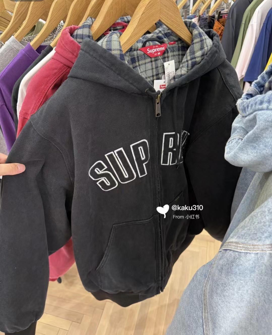 💰460🔥Supreme FW25 WEEK1 Reflective Arc Hooded Work Jacket 反光徽标字母拉链开合连帽工装夹克棉服外套 男女同款
全单宁牛仔面料 绗缝棉法兰绒里衬。正面下方有大口袋，内部胸袋。针织罗纹袖口和下摆。正面有3M®反光与字母徽标贴花。内里格子布千米起订  上身很好看的秋冬新款
颜色：水洗蓝 水洗黑色
尺码：S M L XL
         肩宽    衣长  胸围    袖长
S        58       68     136    66
M       60       70     140    67
L        61       72      144    68
XL      62       74      148    69