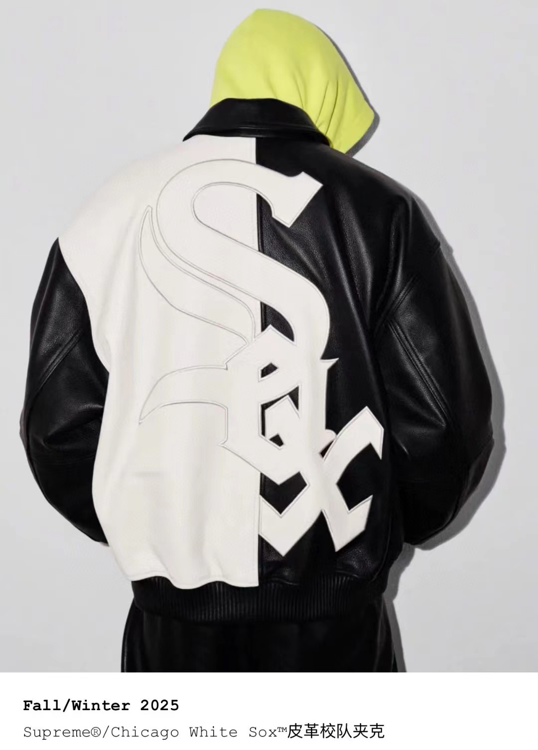 💰400🔥 Supreme x Chicago White Sox 联名款 FW25 Leather Varsity Jacket 皮革徽标贴花拉链校队皮衣夹克外套 男女同款
原版购入开发 精选仿真荔枝皮 更适合日常穿着 防水防污材质 更易打理 所有细节辅料全部一一还原
颜色：黑色 粉色
尺码：S M L XL（175 145穿M）
          肩宽   衣长  胸围    袖长
S        58       65      132    61
M       60       68     136    62
L        61       70      140    63
XL      62       72      144    64