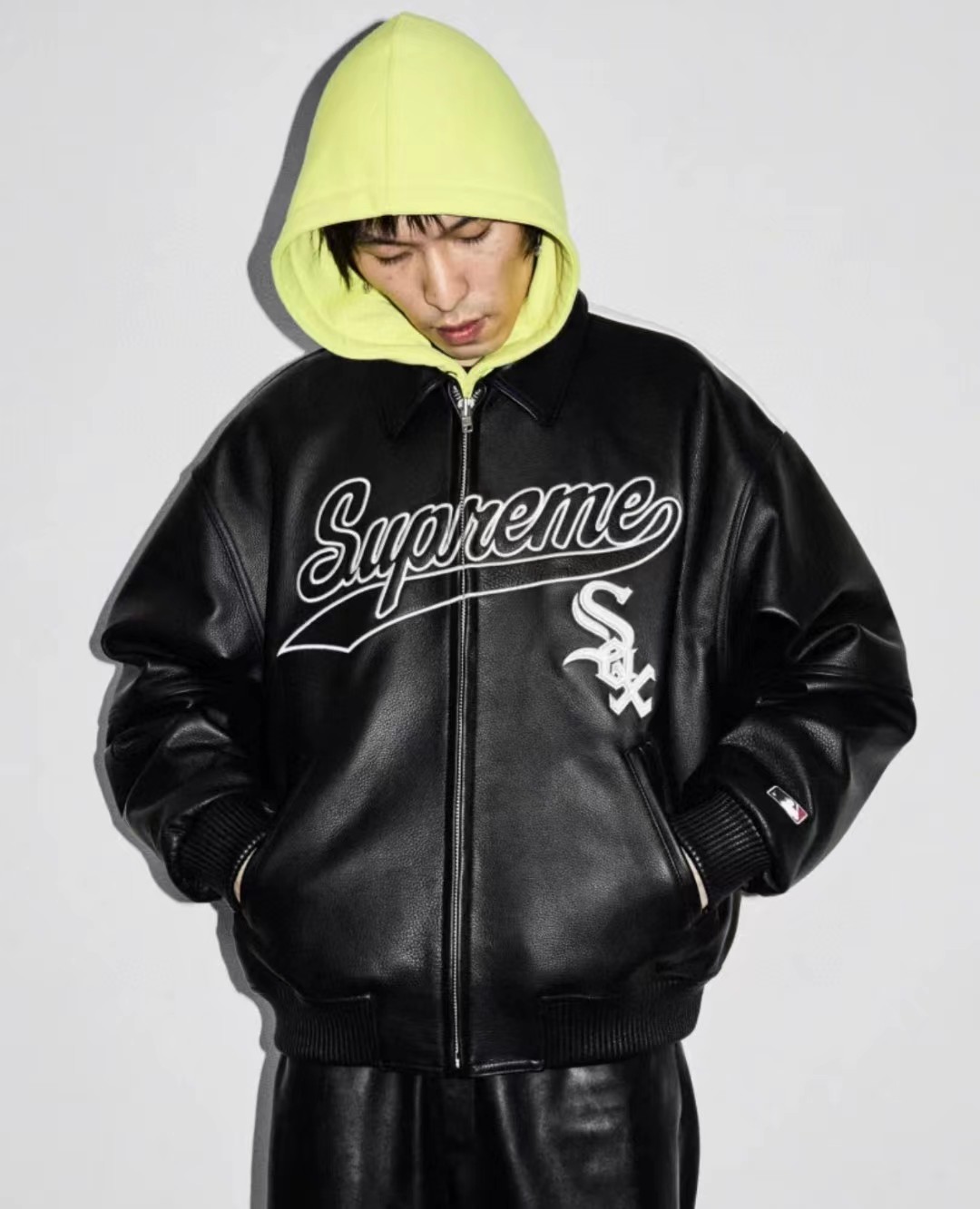 💰400🔥 Supreme x Chicago White Sox 联名款 FW25 Leather Varsity Jacket 皮革徽标贴花拉链校队皮衣夹克外套 男女同款
原版购入开发 精选仿真荔枝皮 更适合日常穿着 防水防污材质 更易打理 所有细节辅料全部一一还原
颜色：黑色 粉色
尺码：S M L XL（175 145穿M）
          肩宽   衣长  胸围    袖长
S        58       65      132    61
M       60       68     136    62
L        61       70      140    63
XL      62       72      144    64