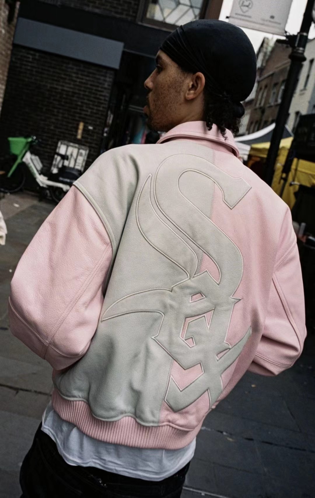 💰400🔥 Supreme x Chicago White Sox 联名款 FW25 Leather Varsity Jacket 皮革徽标贴花拉链校队皮衣夹克外套 男女同款
原版购入开发 精选仿真荔枝皮 更适合日常穿着 防水防污材质 更易打理 所有细节辅料全部一一还原
颜色：黑色 粉色
尺码：S M L XL（175 145穿M）
          肩宽   衣长  胸围    袖长
S        58       65      132    61
M       60       68     136    62
L        61       70      140    63
XL      62       72      144    64