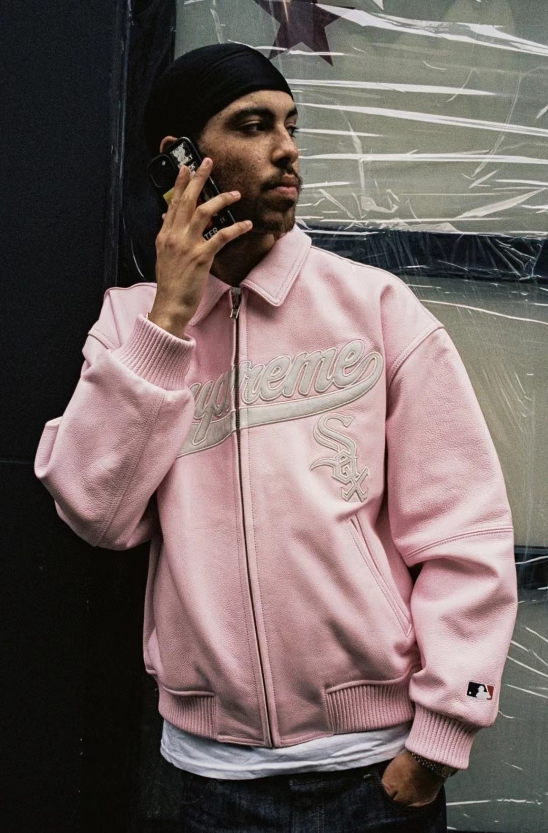 💰400🔥 Supreme x Chicago White Sox 联名款 FW25 Leather Varsity Jacket 皮革徽标贴花拉链校队皮衣夹克外套 男女同款
原版购入开发 精选仿真荔枝皮 更适合日常穿着 防水防污材质 更易打理 所有细节辅料全部一一还原
颜色：黑色 粉色
尺码：S M L XL（175 145穿M）
          肩宽   衣长  胸围    袖长
S        58       65      132    61
M       60       68     136    62
L        61       70      140    63
XL      62       72      144    64