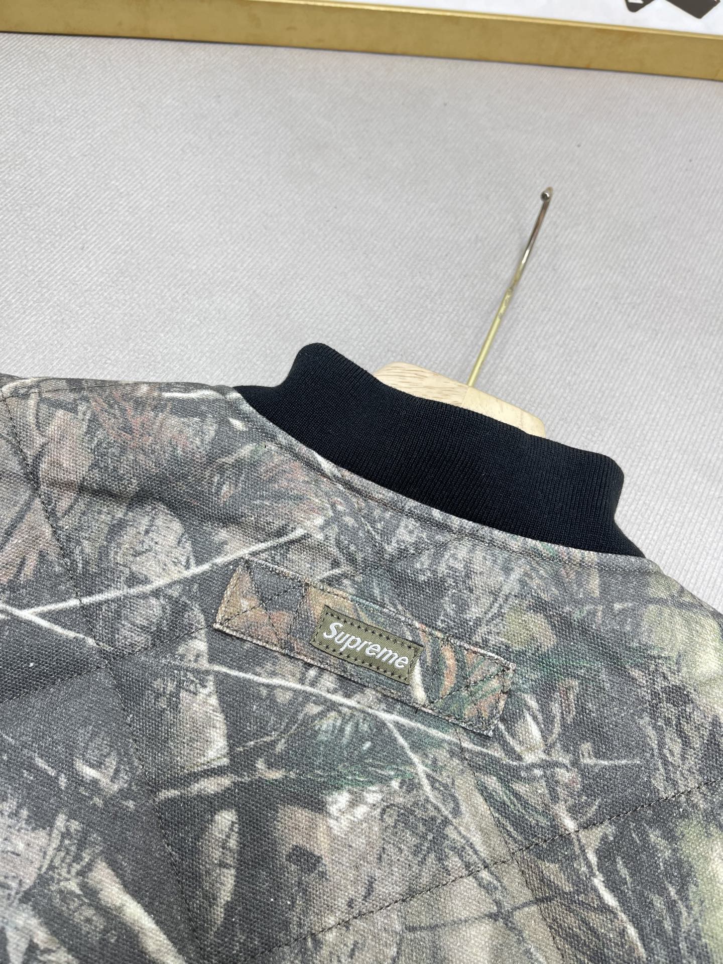 💰380🔥 Supreme FW25 WEEK1 Zip-Off Sleeve Quilted Bomber Jacket 可拆卸拉链袖子飞行夹克马甲二合棉服外套 男女同款
绗缝棉质帆布面料，棉混纺衬里。全拉链门襟，正面下方有双贴边拉链插手口袋，内部胸袋。袖子可拆卸，针织罗纹领口，弹性袖口和下摆。后颈有编织徽标标签。
颜色：黑色 蓝色 树枝迷彩
尺码：S M L XL
          衣长      胸围      肩宽     袖长
S         63         131        53.8       63
M        65         135       55          64
L          67         139       56.2      65
XL       69         143       57.4      66