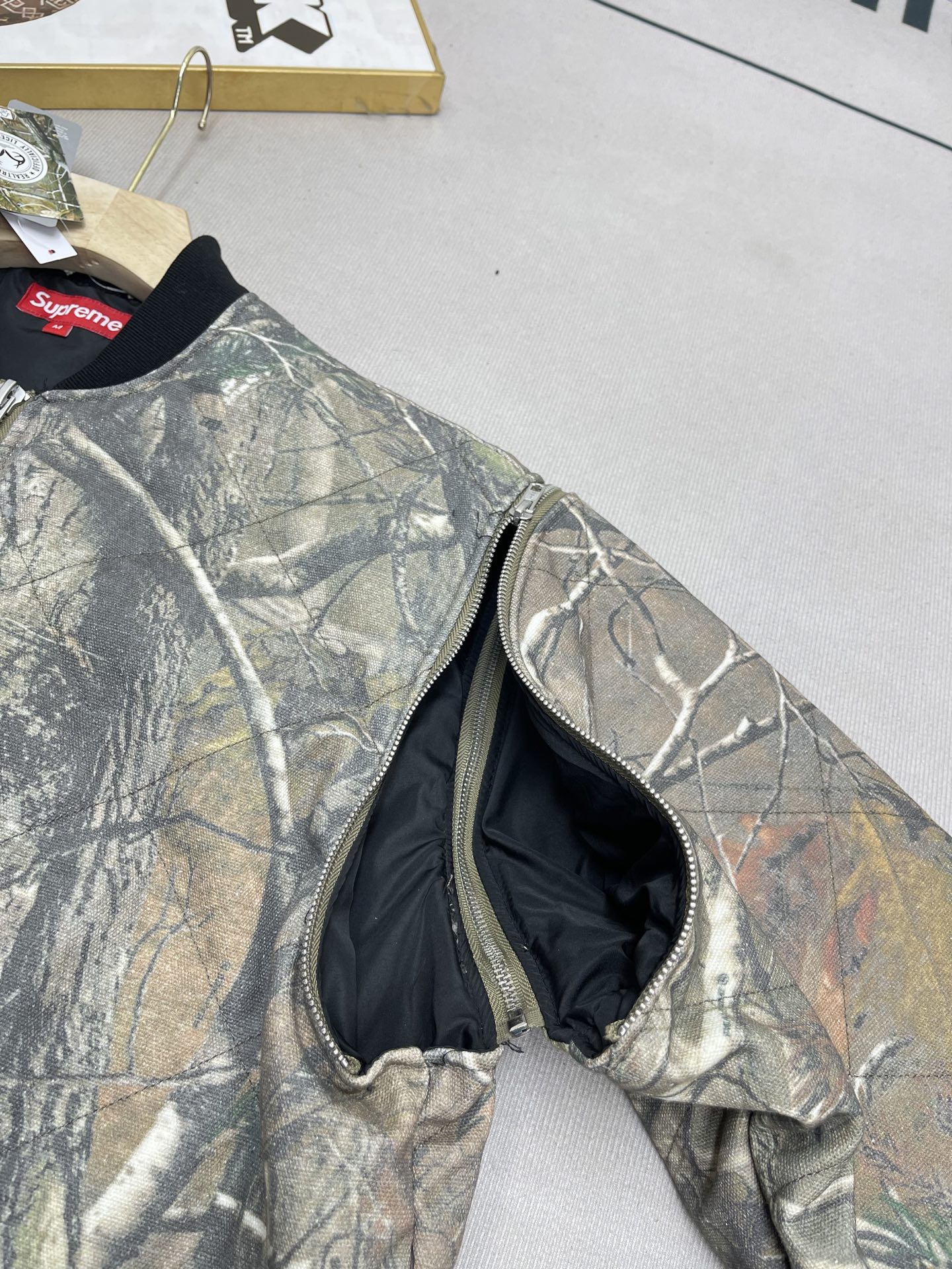 💰380🔥 Supreme FW25 WEEK1 Zip-Off Sleeve Quilted Bomber Jacket 可拆卸拉链袖子飞行夹克马甲二合棉服外套 男女同款
绗缝棉质帆布面料，棉混纺衬里。全拉链门襟，正面下方有双贴边拉链插手口袋，内部胸袋。袖子可拆卸，针织罗纹领口，弹性袖口和下摆。后颈有编织徽标标签。
颜色：黑色 蓝色 树枝迷彩
尺码：S M L XL
          衣长      胸围      肩宽     袖长
S         63         131        53.8       63
M        65         135       55          64
L          67         139       56.2      65
XL       69         143       57.4      66