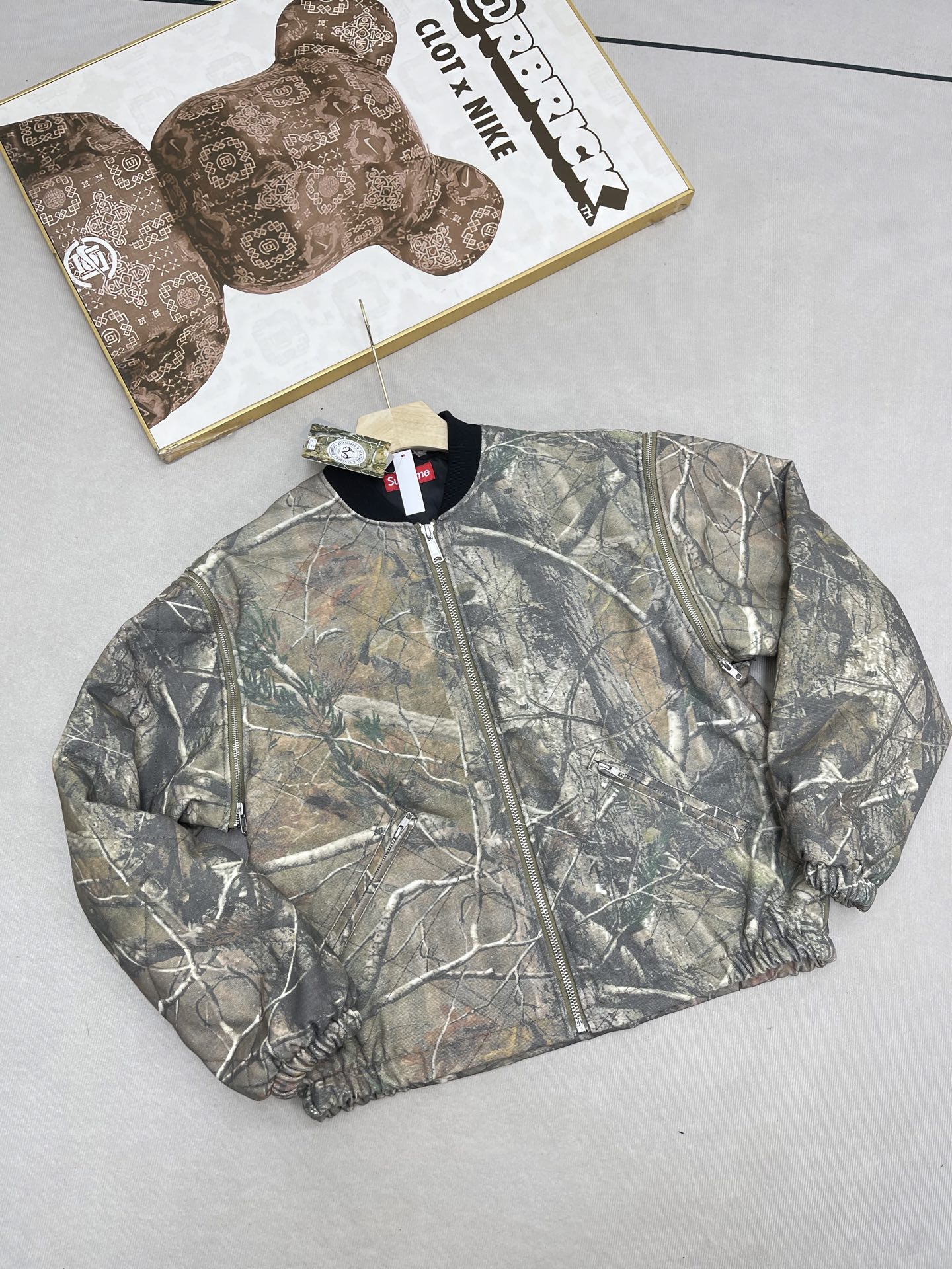 💰380🔥 Supreme FW25 WEEK1 Zip-Off Sleeve Quilted Bomber Jacket 可拆卸拉链袖子飞行夹克马甲二合棉服外套 男女同款
绗缝棉质帆布面料，棉混纺衬里。全拉链门襟，正面下方有双贴边拉链插手口袋，内部胸袋。袖子可拆卸，针织罗纹领口，弹性袖口和下摆。后颈有编织徽标标签。
颜色：黑色 蓝色 树枝迷彩
尺码：S M L XL
          衣长      胸围      肩宽     袖长
S         63         131        53.8       63
M        65         135       55          64
L          67         139       56.2      65
XL       69         143       57.4      66