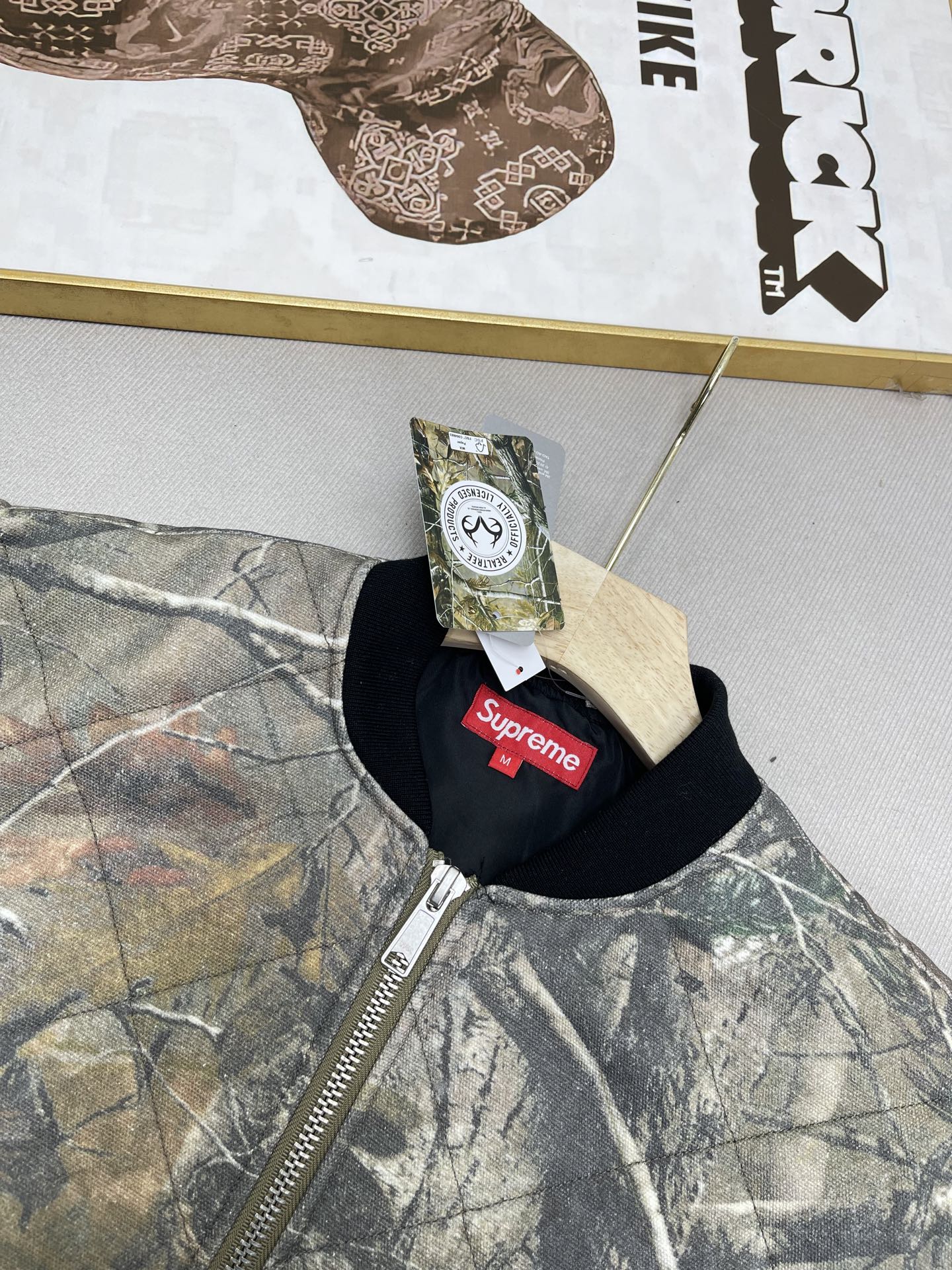 💰380🔥 Supreme FW25 WEEK1 Zip-Off Sleeve Quilted Bomber Jacket 可拆卸拉链袖子飞行夹克马甲二合棉服外套 男女同款
绗缝棉质帆布面料，棉混纺衬里。全拉链门襟，正面下方有双贴边拉链插手口袋，内部胸袋。袖子可拆卸，针织罗纹领口，弹性袖口和下摆。后颈有编织徽标标签。
颜色：黑色 蓝色 树枝迷彩
尺码：S M L XL
          衣长      胸围      肩宽     袖长
S         63         131        53.8       63
M        65         135       55          64
L          67         139       56.2      65
XL       69         143       57.4      66