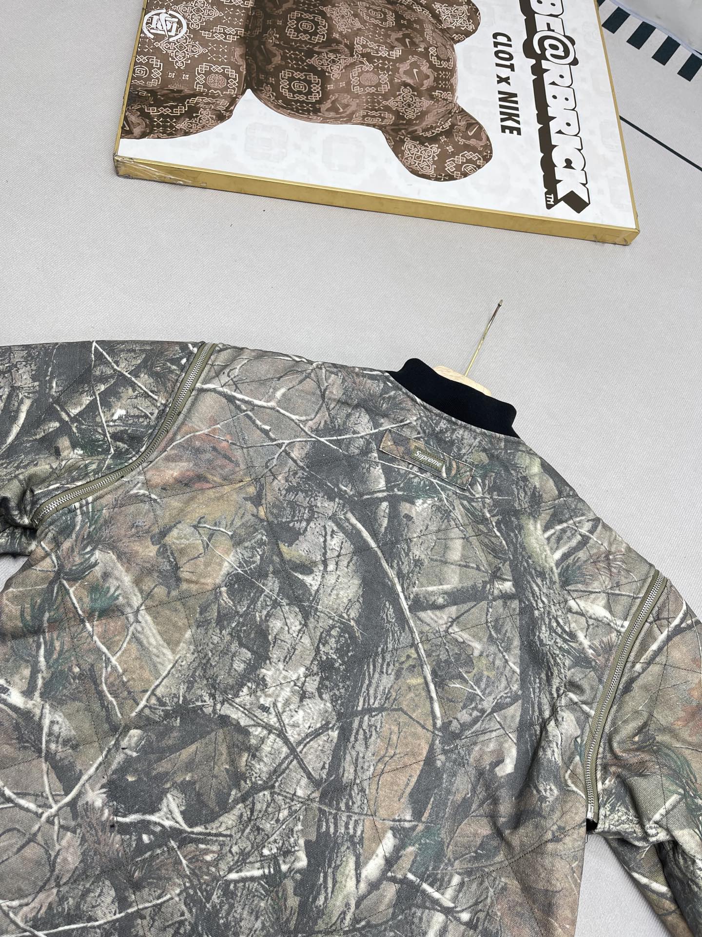 💰380🔥 Supreme FW25 WEEK1 Zip-Off Sleeve Quilted Bomber Jacket 可拆卸拉链袖子飞行夹克马甲二合棉服外套 男女同款
绗缝棉质帆布面料，棉混纺衬里。全拉链门襟，正面下方有双贴边拉链插手口袋，内部胸袋。袖子可拆卸，针织罗纹领口，弹性袖口和下摆。后颈有编织徽标标签。
颜色：黑色 蓝色 树枝迷彩
尺码：S M L XL
          衣长      胸围      肩宽     袖长
S         63         131        53.8       63
M        65         135       55          64
L          67         139       56.2      65
XL       69         143       57.4      66