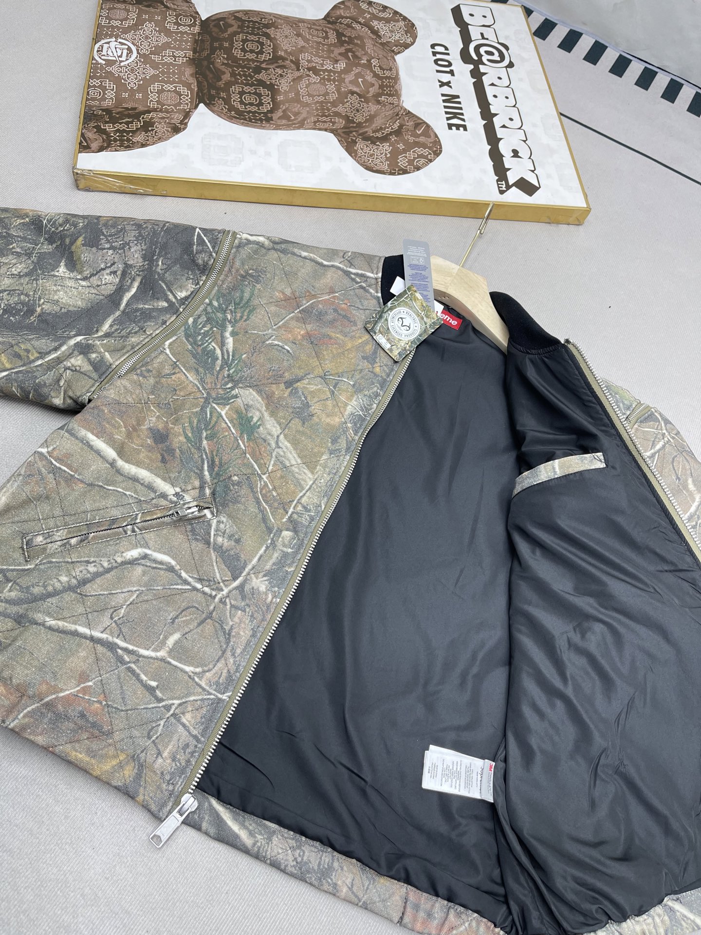 💰380🔥 Supreme FW25 WEEK1 Zip-Off Sleeve Quilted Bomber Jacket 可拆卸拉链袖子飞行夹克马甲二合棉服外套 男女同款
绗缝棉质帆布面料，棉混纺衬里。全拉链门襟，正面下方有双贴边拉链插手口袋，内部胸袋。袖子可拆卸，针织罗纹领口，弹性袖口和下摆。后颈有编织徽标标签。
颜色：黑色 蓝色 树枝迷彩
尺码：S M L XL
          衣长      胸围      肩宽     袖长
S         63         131        53.8       63
M        65         135       55          64
L          67         139       56.2      65
XL       69         143       57.4      66