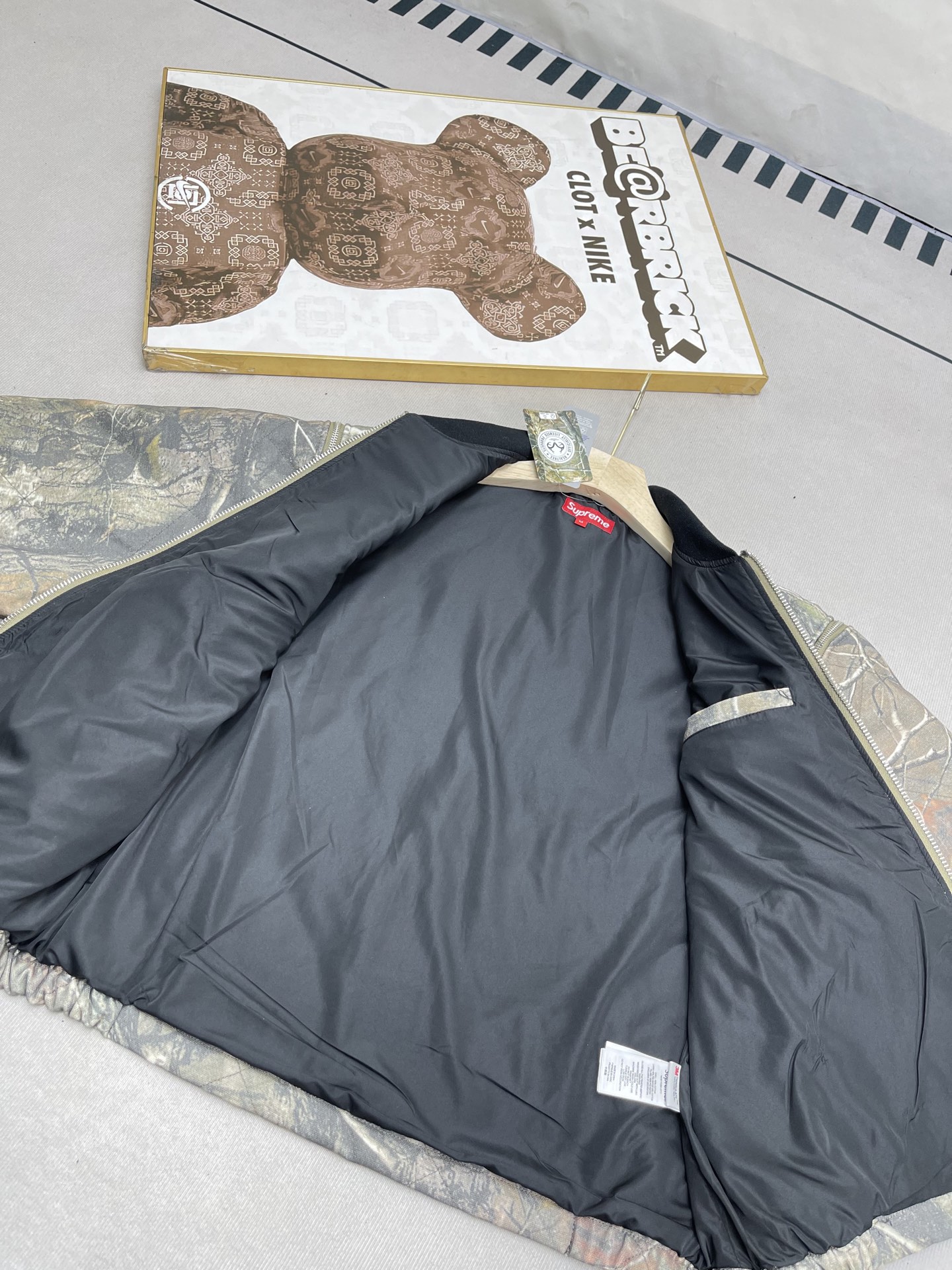 💰380🔥 Supreme FW25 WEEK1 Zip-Off Sleeve Quilted Bomber Jacket 可拆卸拉链袖子飞行夹克马甲二合棉服外套 男女同款
绗缝棉质帆布面料，棉混纺衬里。全拉链门襟，正面下方有双贴边拉链插手口袋，内部胸袋。袖子可拆卸，针织罗纹领口，弹性袖口和下摆。后颈有编织徽标标签。
颜色：黑色 蓝色 树枝迷彩
尺码：S M L XL
          衣长      胸围      肩宽     袖长
S         63         131        53.8       63
M        65         135       55          64
L          67         139       56.2      65
XL       69         143       57.4      66