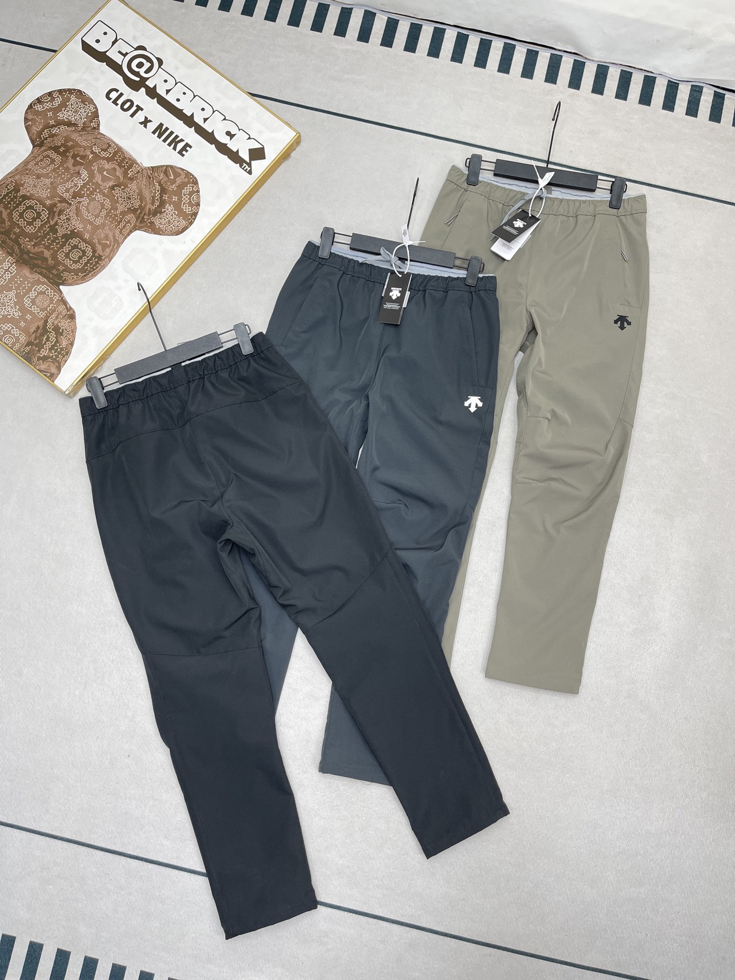 💰160🔥DESCENTE/迪桑特冬季新款科技户外加绒长裤
轻量户外机能透气防泼水休闲裤
功能级牛货！
高级的梭织面料内里加绒
原厂面料及工艺
细节 品质堪称顶品
别出心裁的设计!
穿脱简便！
比普通的抽绳更具科技感!

立裁直筒裤型 干净利落 穿搭简洁大气

轻质结实的梭织料 有助于改善运动的灵活性
适应各种高强度训练穿着

不仅保暖且吸湿速干排汗 
随时保持干爽舒适!!
而且具备一定的防泼效果
有助于应对各种户外环境

颜值！ 功能性！ 舒适度！
都非常到位的一款裤子
帅气 高档的上身效果！
这个价位能入手这么高端的裤子 太值了！

颜色：黑色、灰色、灰绿色
尺码：L-4XL
L：  臀围108  腰围74   裤长96 
XL ：臀围110   腰围76   裤长98
2XL：臀围114   腰围81裤长100
3XL：臀围120   腰围86   裤长102  
4XL：臀围122  腰围90  裤长104  
体重：  100斤-120斤 推荐穿L码
           120斤-140斤 推荐穿XL码
           140斤-155斤 推荐穿2XL码
           155斤-170斤 推荐穿3XL码
           170斤-190斤 推荐穿4XL码