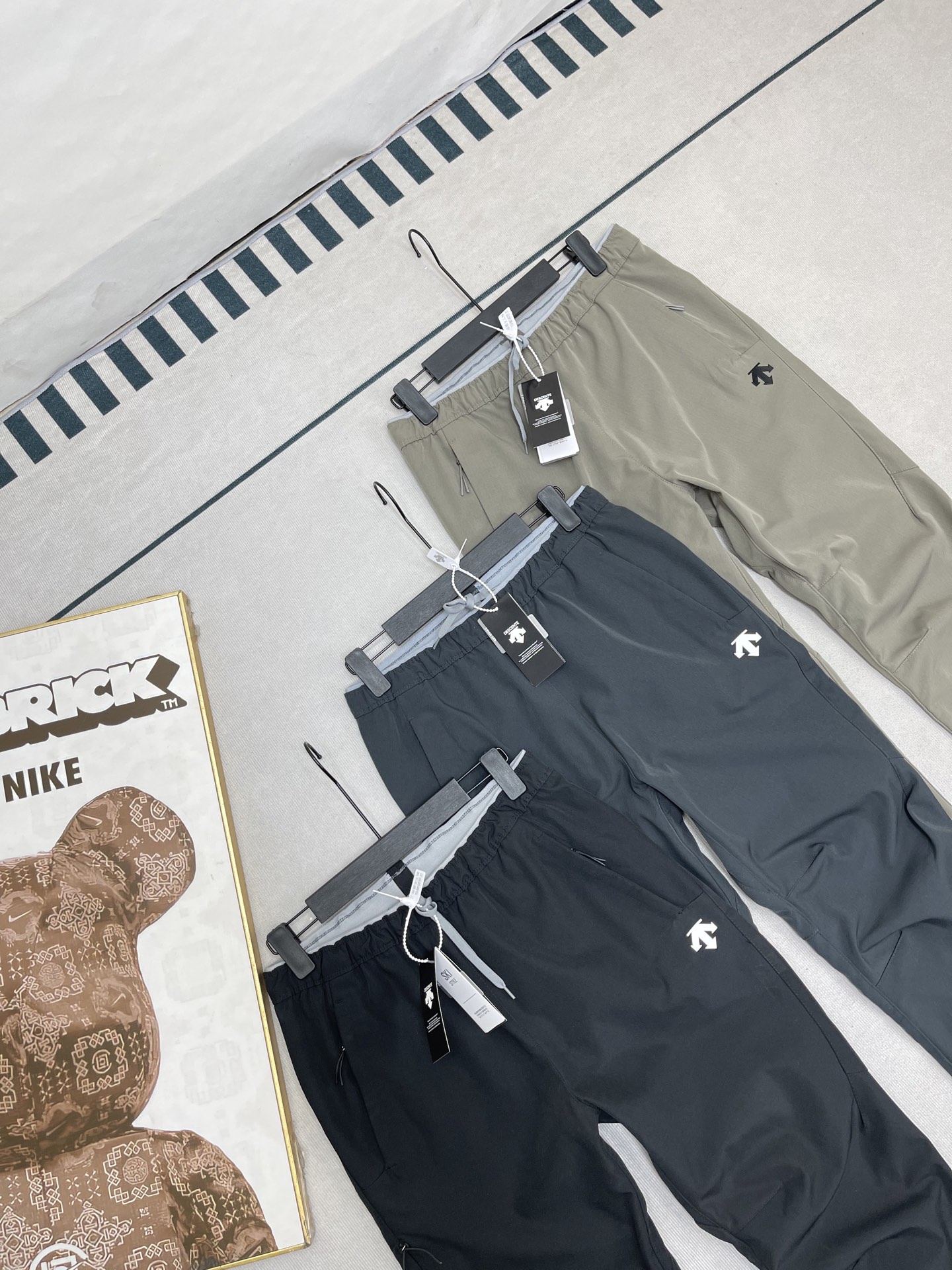 💰160🔥DESCENTE/迪桑特冬季新款科技户外加绒长裤
轻量户外机能透气防泼水休闲裤
功能级牛货！
高级的梭织面料内里加绒
原厂面料及工艺
细节 品质堪称顶品
别出心裁的设计!
穿脱简便！
比普通的抽绳更具科技感!

立裁直筒裤型 干净利落 穿搭简洁大气

轻质结实的梭织料 有助于改善运动的灵活性
适应各种高强度训练穿着

不仅保暖且吸湿速干排汗 
随时保持干爽舒适!!
而且具备一定的防泼效果
有助于应对各种户外环境

颜值！ 功能性！ 舒适度！
都非常到位的一款裤子
帅气 高档的上身效果！
这个价位能入手这么高端的裤子 太值了！

颜色：黑色、灰色、灰绿色
尺码：L-4XL
L：  臀围108  腰围74   裤长96 
XL ：臀围110   腰围76   裤长98
2XL：臀围114   腰围81裤长100
3XL：臀围120   腰围86   裤长102  
4XL：臀围122  腰围90  裤长104  
体重：  100斤-120斤 推荐穿L码
           120斤-140斤 推荐穿XL码
           140斤-155斤 推荐穿2XL码
           155斤-170斤 推荐穿3XL码
           170斤-190斤 推荐穿4XL码