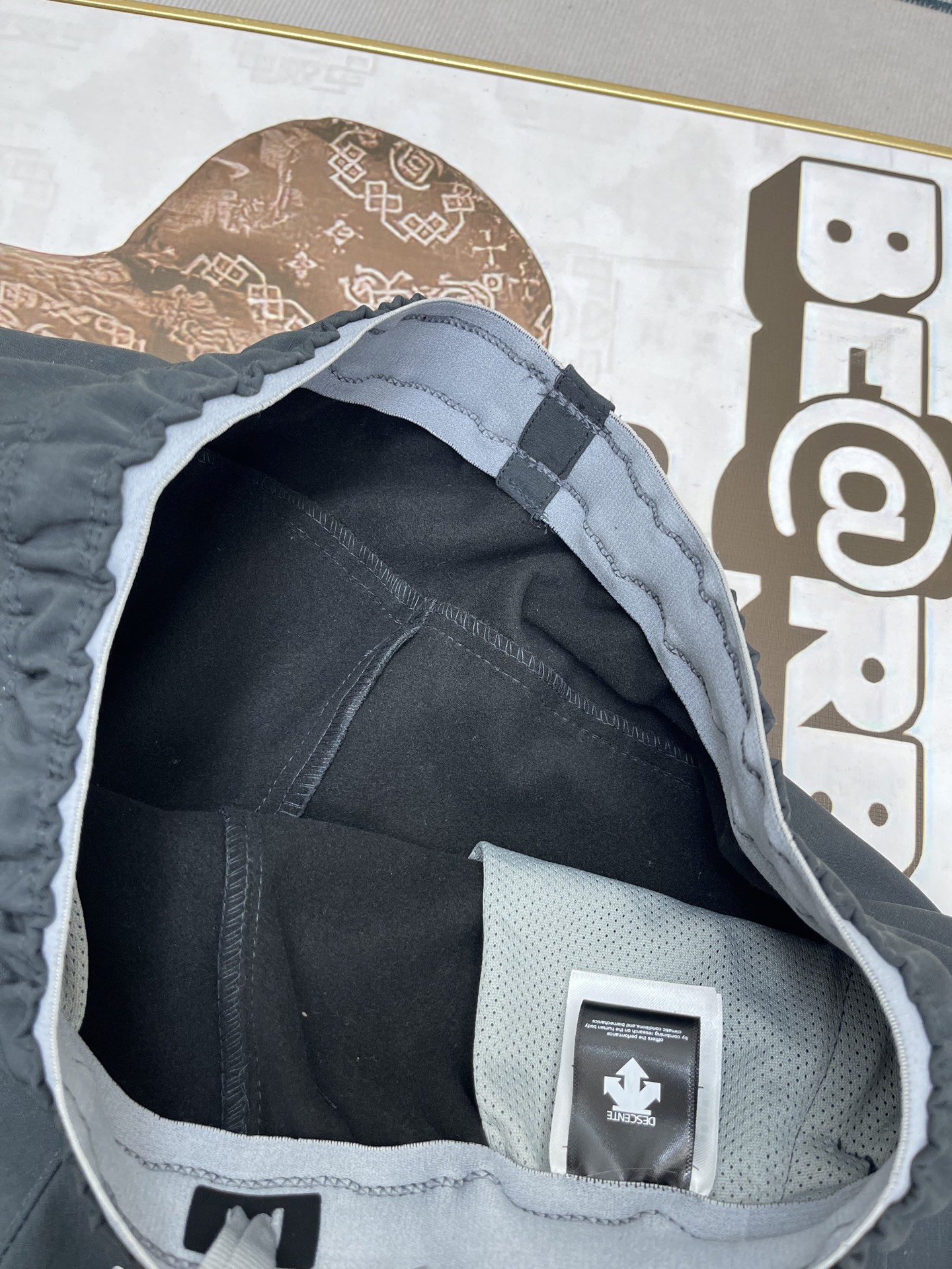 💰160🔥DESCENTE/迪桑特冬季新款科技户外加绒长裤
轻量户外机能透气防泼水休闲裤
功能级牛货！
高级的梭织面料内里加绒
原厂面料及工艺
细节 品质堪称顶品
别出心裁的设计!
穿脱简便！
比普通的抽绳更具科技感!

立裁直筒裤型 干净利落 穿搭简洁大气

轻质结实的梭织料 有助于改善运动的灵活性
适应各种高强度训练穿着

不仅保暖且吸湿速干排汗 
随时保持干爽舒适!!
而且具备一定的防泼效果
有助于应对各种户外环境

颜值！ 功能性！ 舒适度！
都非常到位的一款裤子
帅气 高档的上身效果！
这个价位能入手这么高端的裤子 太值了！

颜色：黑色、灰色、灰绿色
尺码：L-4XL
L：  臀围108  腰围74   裤长96 
XL ：臀围110   腰围76   裤长98
2XL：臀围114   腰围81裤长100
3XL：臀围120   腰围86   裤长102  
4XL：臀围122  腰围90  裤长104  
体重：  100斤-120斤 推荐穿L码
           120斤-140斤 推荐穿XL码
           140斤-155斤 推荐穿2XL码
           155斤-170斤 推荐穿3XL码
           170斤-190斤 推荐穿4XL码