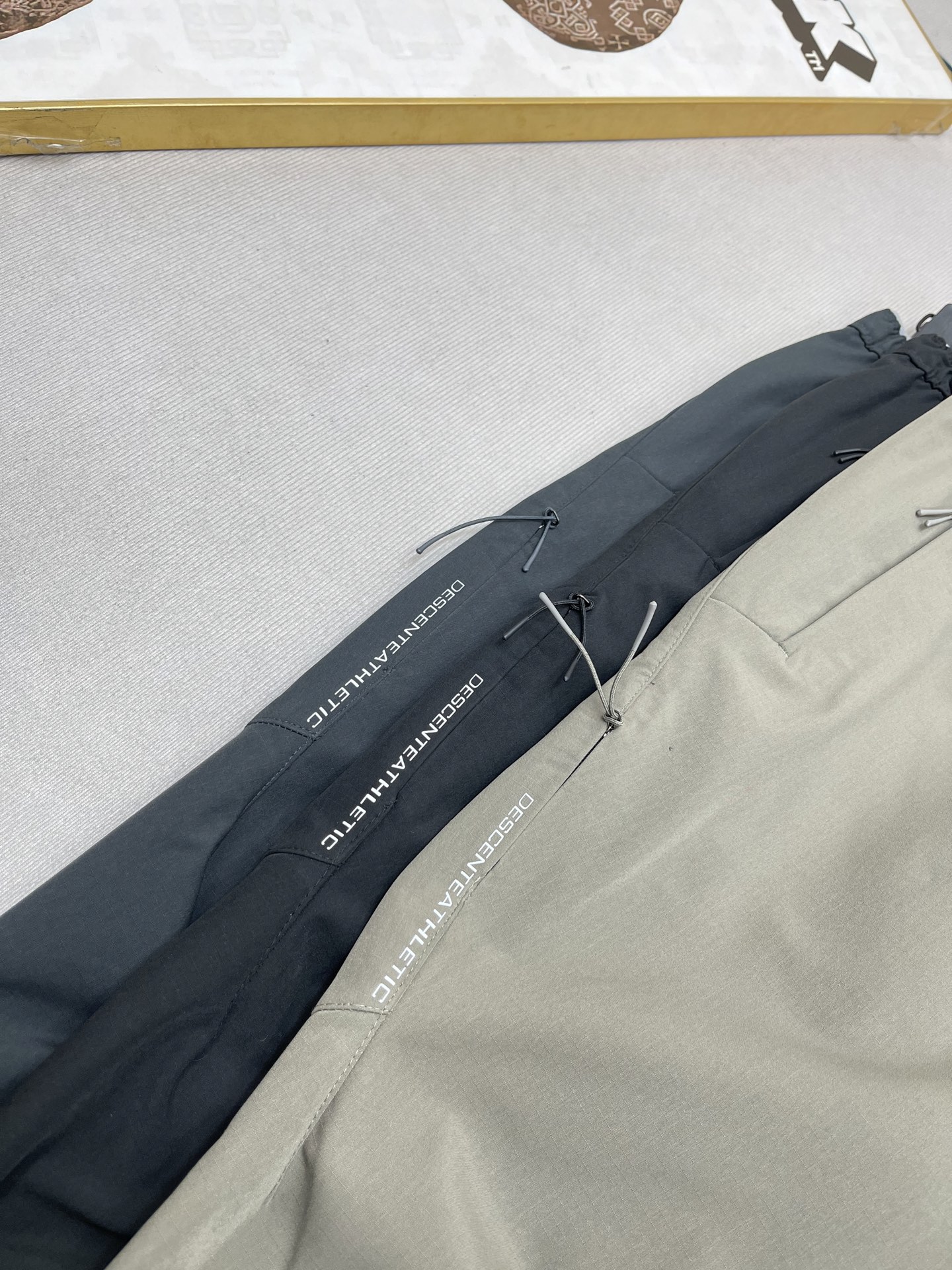 💰160🔥DESCENTE/迪桑特冬季新款科技户外加绒长裤
轻量户外机能透气防泼水休闲裤
功能级牛货！
高级的梭织面料内里加绒
原厂面料及工艺
细节 品质堪称顶品
别出心裁的设计!
穿脱简便！
比普通的抽绳更具科技感!

立裁直筒裤型 干净利落 穿搭简洁大气

轻质结实的梭织料 有助于改善运动的灵活性
适应各种高强度训练穿着

不仅保暖且吸湿速干排汗 
随时保持干爽舒适!!
而且具备一定的防泼效果
有助于应对各种户外环境

颜值！ 功能性！ 舒适度！
都非常到位的一款裤子
帅气 高档的上身效果！
这个价位能入手这么高端的裤子 太值了！

颜色：黑色、灰色、灰绿色
尺码：L-4XL
L：  臀围108  腰围74   裤长96 
XL ：臀围110   腰围76   裤长98
2XL：臀围114   腰围81裤长100
3XL：臀围120   腰围86   裤长102  
4XL：臀围122  腰围90  裤长104  
体重：  100斤-120斤 推荐穿L码
           120斤-140斤 推荐穿XL码
           140斤-155斤 推荐穿2XL码
           155斤-170斤 推荐穿3XL码
           170斤-190斤 推荐穿4XL码