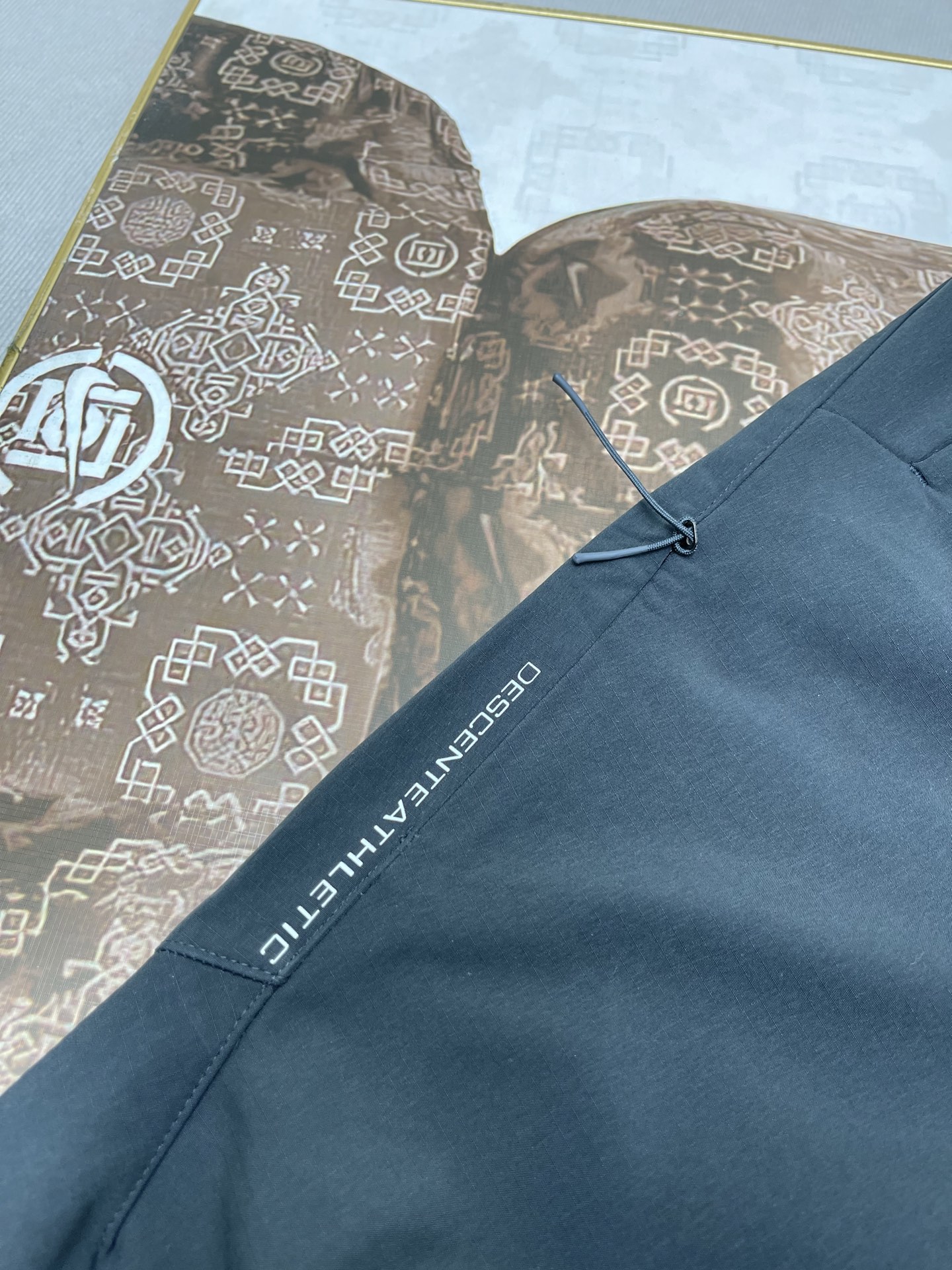 💰160🔥DESCENTE/迪桑特冬季新款科技户外加绒长裤
轻量户外机能透气防泼水休闲裤
功能级牛货！
高级的梭织面料内里加绒
原厂面料及工艺
细节 品质堪称顶品
别出心裁的设计!
穿脱简便！
比普通的抽绳更具科技感!

立裁直筒裤型 干净利落 穿搭简洁大气

轻质结实的梭织料 有助于改善运动的灵活性
适应各种高强度训练穿着

不仅保暖且吸湿速干排汗 
随时保持干爽舒适!!
而且具备一定的防泼效果
有助于应对各种户外环境

颜值！ 功能性！ 舒适度！
都非常到位的一款裤子
帅气 高档的上身效果！
这个价位能入手这么高端的裤子 太值了！

颜色：黑色、灰色、灰绿色
尺码：L-4XL
L：  臀围108  腰围74   裤长96 
XL ：臀围110   腰围76   裤长98
2XL：臀围114   腰围81裤长100
3XL：臀围120   腰围86   裤长102  
4XL：臀围122  腰围90  裤长104  
体重：  100斤-120斤 推荐穿L码
           120斤-140斤 推荐穿XL码
           140斤-155斤 推荐穿2XL码
           155斤-170斤 推荐穿3XL码
           170斤-190斤 推荐穿4XL码