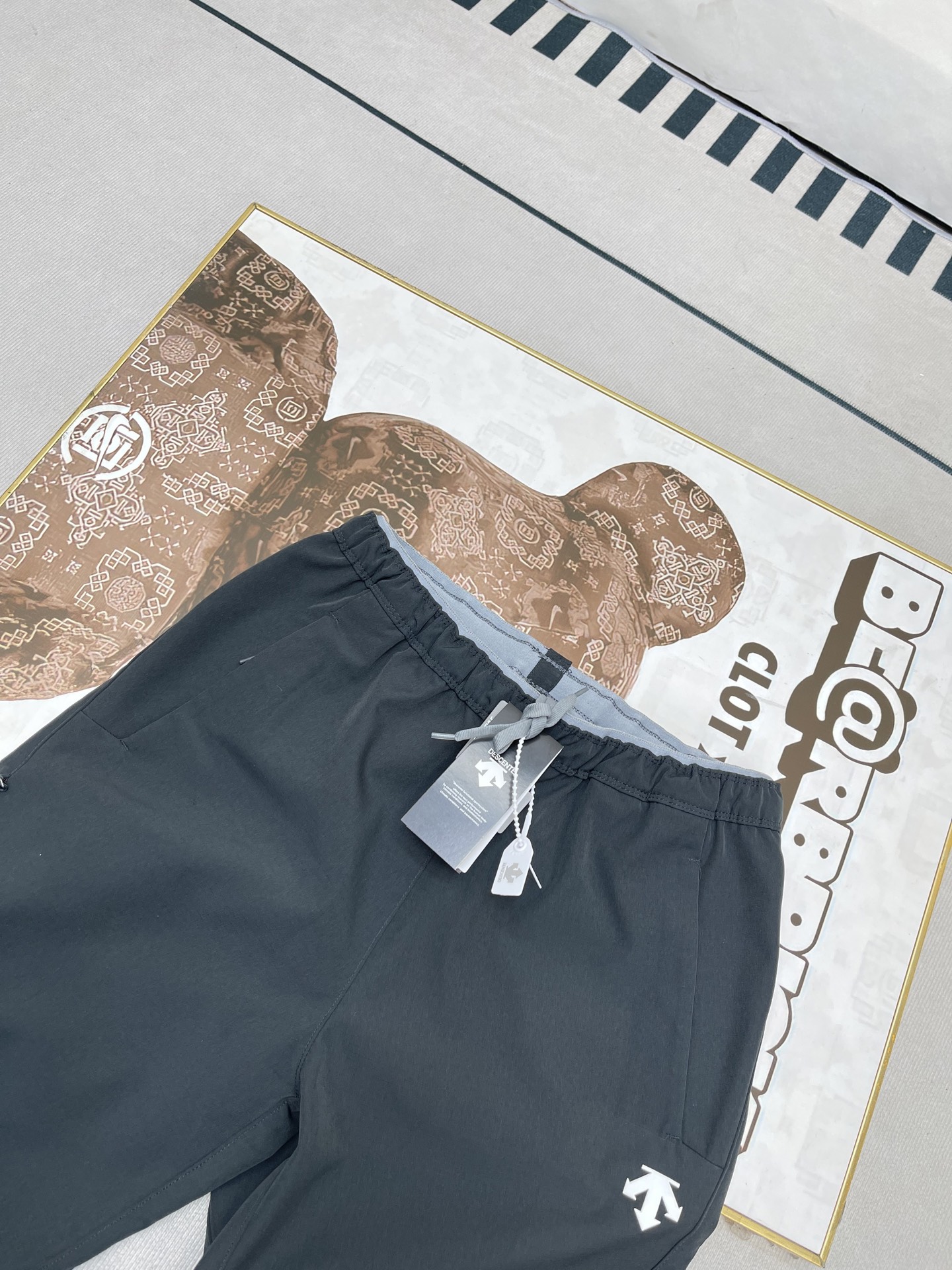 💰160🔥DESCENTE/迪桑特冬季新款科技户外加绒长裤
轻量户外机能透气防泼水休闲裤
功能级牛货！
高级的梭织面料内里加绒
原厂面料及工艺
细节 品质堪称顶品
别出心裁的设计!
穿脱简便！
比普通的抽绳更具科技感!

立裁直筒裤型 干净利落 穿搭简洁大气

轻质结实的梭织料 有助于改善运动的灵活性
适应各种高强度训练穿着

不仅保暖且吸湿速干排汗 
随时保持干爽舒适!!
而且具备一定的防泼效果
有助于应对各种户外环境

颜值！ 功能性！ 舒适度！
都非常到位的一款裤子
帅气 高档的上身效果！
这个价位能入手这么高端的裤子 太值了！

颜色：黑色、灰色、灰绿色
尺码：L-4XL
L：  臀围108  腰围74   裤长96 
XL ：臀围110   腰围76   裤长98
2XL：臀围114   腰围81裤长100
3XL：臀围120   腰围86   裤长102  
4XL：臀围122  腰围90  裤长104  
体重：  100斤-120斤 推荐穿L码
           120斤-140斤 推荐穿XL码
           140斤-155斤 推荐穿2XL码
           155斤-170斤 推荐穿3XL码
           170斤-190斤 推荐穿4XL码