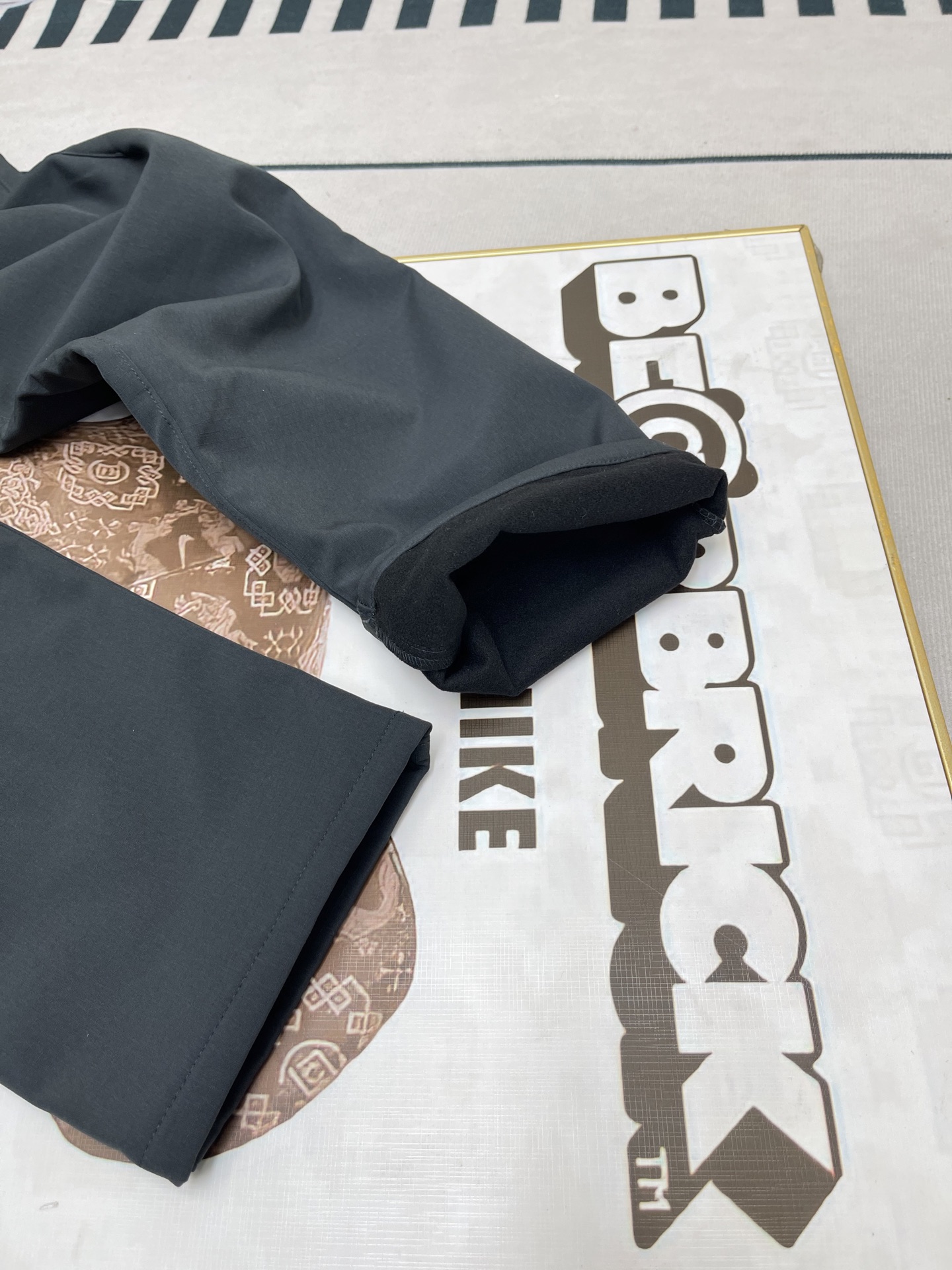 💰160🔥DESCENTE/迪桑特冬季新款科技户外加绒长裤
轻量户外机能透气防泼水休闲裤
功能级牛货！
高级的梭织面料内里加绒
原厂面料及工艺
细节 品质堪称顶品
别出心裁的设计!
穿脱简便！
比普通的抽绳更具科技感!

立裁直筒裤型 干净利落 穿搭简洁大气

轻质结实的梭织料 有助于改善运动的灵活性
适应各种高强度训练穿着

不仅保暖且吸湿速干排汗 
随时保持干爽舒适!!
而且具备一定的防泼效果
有助于应对各种户外环境

颜值！ 功能性！ 舒适度！
都非常到位的一款裤子
帅气 高档的上身效果！
这个价位能入手这么高端的裤子 太值了！

颜色：黑色、灰色、灰绿色
尺码：L-4XL
L：  臀围108  腰围74   裤长96 
XL ：臀围110   腰围76   裤长98
2XL：臀围114   腰围81裤长100
3XL：臀围120   腰围86   裤长102  
4XL：臀围122  腰围90  裤长104  
体重：  100斤-120斤 推荐穿L码
           120斤-140斤 推荐穿XL码
           140斤-155斤 推荐穿2XL码
           155斤-170斤 推荐穿3XL码
           170斤-190斤 推荐穿4XL码