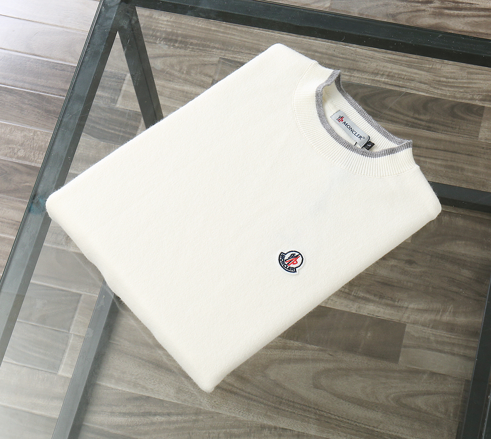 NO:625237,Meng Mouth New Autumn and Winter Sweater, the classic badge of Moncler series, uses luxurious fabrics to create a contemporary style. A mask sweater that can be worn outside is not only warm but also stylish. It is a winter armor for fashion players. The wool blend material is soft and skin-friendly. The smooth lines and contrasting color matching make it more trendy and dynamic. The combination of urban sense and outdoor skills breaks the dull winter. Your winter style still needs a mask logo sweater. Counter size M~3XL  Recommended sizes for height and weight can be reported,,Moncler,sweaters,alexander wang19860909蒙口秋冬新品毛衣,Moncler系列经典徽章,以奢华织料,塑当代型格,一件能外穿的蒙口毛衣,不止于暖更在于型,时尚玩家的冬日铠甲,羊毛混纺材质柔软亲肤,流畅的线条加上强对比的拼色更显潮流动感,都市感与户外技能的结合,打破冬日沉闷,你的冬日造型,还差一件蒙口Logo毛衣. 专柜码数M~3XL 可报身高体重推荐码数,,Moncler,sweaters,alexander wang,Men's clothing