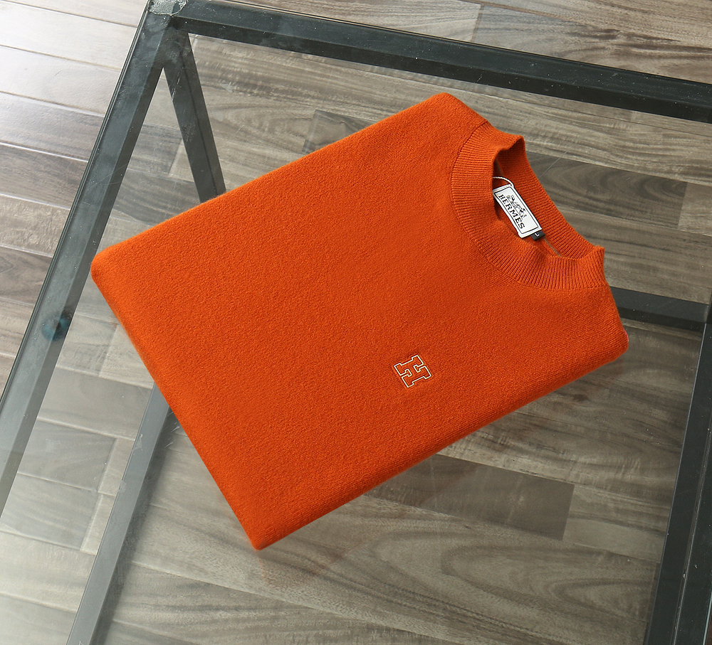 NO:625242,Hermès' new sweater for autumn and winter is the pinnacle of simplicity and the ultimate answer to luxury. The classic round neck is more casual and restrained. The wool blend is skin-friendly and soft. The sleeve design highlights the sense of fashion without being ostentatious. The poetry of colors and patterns gives an effortless sense of luxury. It implements the brand's ultimate comfort and elegance. It is not just a sweater, it is a Hermès. When you don't know what to wear, a Hermès sweater is always the right one. Counter size M~3XL  Recommended sizes for height and weight can be reported, hermes, sweaters, alexander wang19860909爱马仕秋冬新品毛衣,简约的巅峰,隐奢派的终极答案,经典圆领更显休闲内敛,羊毛混纺亲肤柔和,衣袖设计突出时尚感而不张扬,色彩与图案的诗篇,穿出毫不费力的高级感,贯彻品牌调性终极舒适与优雅,它不只是一件毛衣,它是一件爱马仕,当你不知道穿什么时,一件爱马仕毛衣永远是对的. 专柜码数M~3XL 可报身高体重推荐码数,,hermes,sweaters,alexander wang,Men's clothing