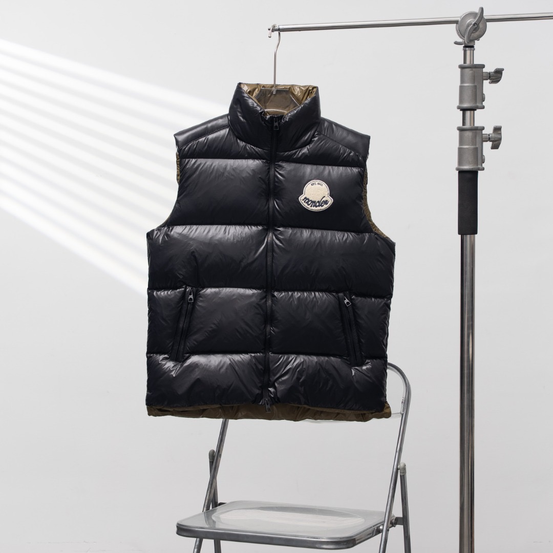 NO:597214,90 white duck down M0ncler Lipsi men's down vest The Lipsi short down vest is an interpretation of M0ncler's classic design and is a must-have item for the seasonal wardrobe. Made of lightweight functional nylon laqué fabric with contrasting lining for a vibrant look. Made of lightweight nylon laqué fabric Lightweight nylon laqué lining Filled down Stand collar Zipper closure Zipper pockets Chenille logo patch Sizes 1-5,,down jacket,alexander  wang1986090990白鸭绒 M0ncler Lipsi男士羽绒马甲 Lipsi短款羽绒马甲演绎M0ncler经典设计,是换季衣橱的必需单品.采用轻盈的功能性nylon laqué面料制成,撞色衬里尽显活力. 采用轻盈nylon laqué面料制成 轻盈nylon laqué衬里 填充羽绒 立领 拉链开合 拉链口袋 雪尼尔标识贴片 码数1-5,,down jacket,alexander wang,Men's clothing