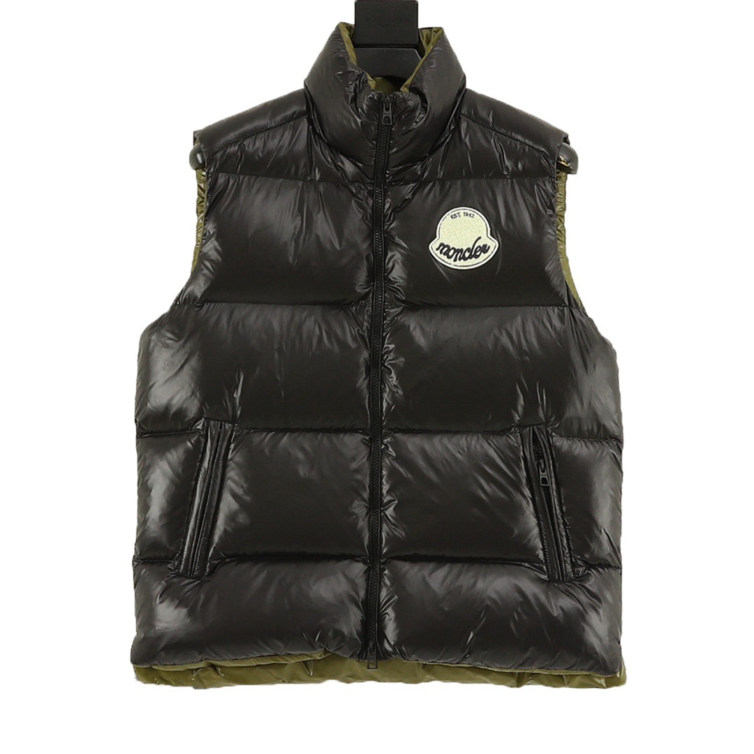 NO:597215,Moner Lipsi down vest Contrast color splicing design. Super full filling. Original purchase and development to distinguish the low-end version of all the pictures and prints on the Internet. Lipsi men's down vest is made of shiny lon laqué fabric, suitable for seasonal wear, bringing warmth and care. Lipsi short down vest interprets Moner's classic design and is a must-have item for the seasonal wardrobe. Made of lightweight functional lon laqué fabric, contrasting color lining shows vitality. Details Made of lightweight lon  Made of laqué fabric Lightweight lon laqué lining Filled down Stand collar Zipper closure Zipper pockets Chenille logo patch Black/Ivory size:1-5,,down jacket,alexander wang19860909Moner Lipsi羽绒马甲 撞色拼接设计.填充超级饱满. 原版购入开发,区分全网一切看图打版的低端版本. Lipsi男士羽绒马甲采用亮面lon laqué面料制成,适合换季穿着,带来温暖呵护. Lipsi短款羽绒马甲演绎Moner经典设计,是换季衣橱的必需单品.采用轻盈的功能性lon laqué面料制成,撞色衬里尽显活力. 详情 采用轻盈lon laqué面料制成 轻盈lon laqué衬里 填充羽绒 立领 拉链开合 拉链口袋 雪尼尔标识贴片 黑色/象牙白 size:1-5,,down jacket,alexander wang,Men's clothing