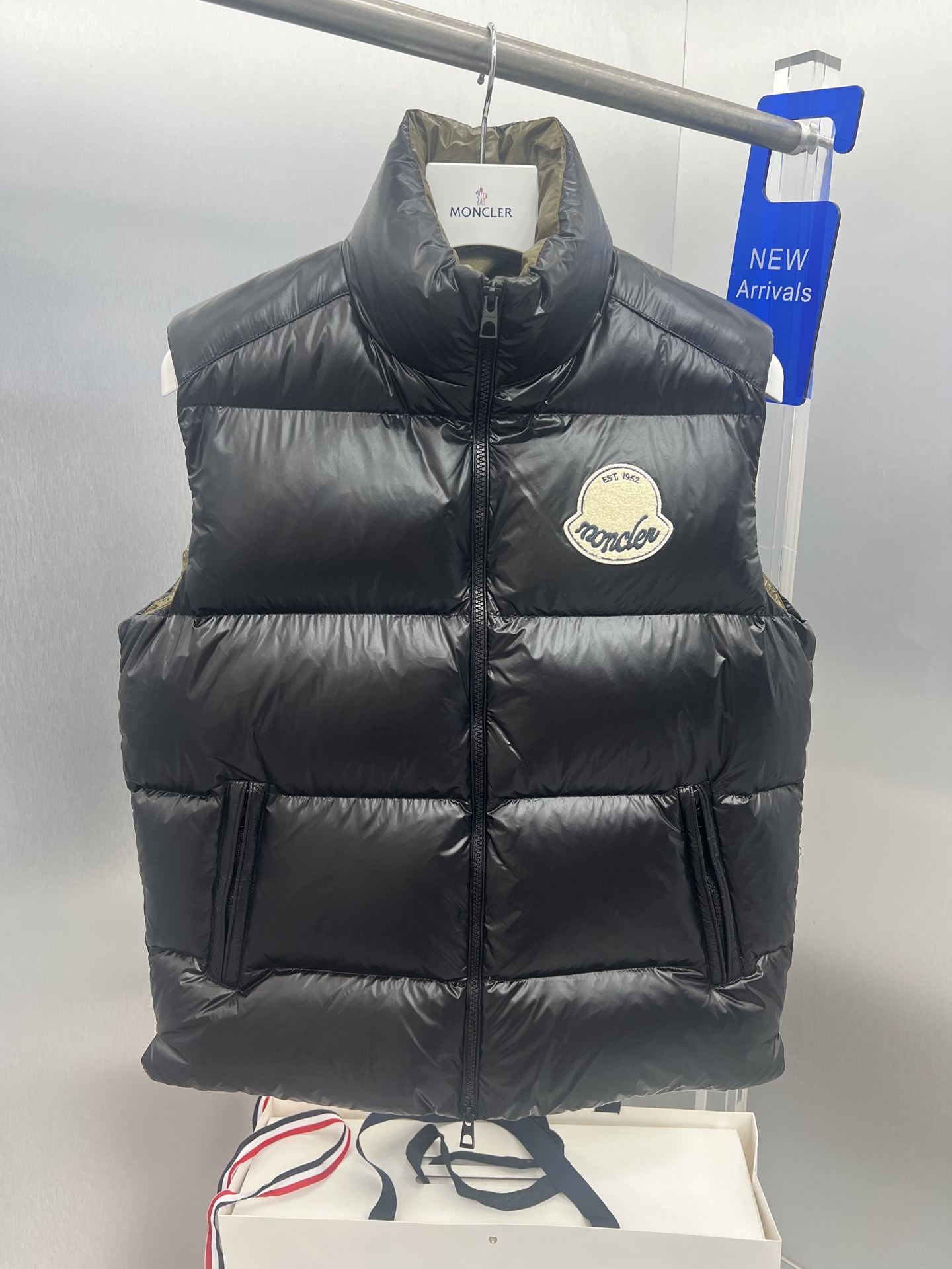 NO:597218,Moner Moner's new early autumn product, Lipsi men's down vest, interprets Moner's classic design and is a must-have item for the seasonal wardrobe. Made of lightweight functional lon laque fabric, with contrasting lining to show vitality. Model number, large label vest, size 1-5, color, off-white, black, Moncler, down jacket, alexander wang19860909Moner盟可睐早秋新品 Lipsi男士羽绒马甲,演绎Moner经典设计,是换季衣橱的必需单品.采用轻盈的功能性lon laque面料制成,撞色衬里尽显活力. 款号大标马甲 尺码1-5 颜色米白 黑色 蒙家男马甲,,Moncler,down jacket,alexander wang,Men's clothing