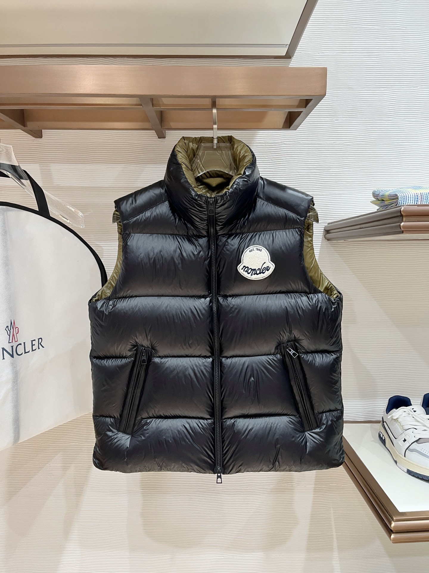 NO:597221,Premium down Moncler Tibb men's down vest (new matte matte surface) filled with premium 95 gooseneck down. Extremely lightweight. 850+ fill power. Comes standard with a full set of counter gift box packaging. Upgraded from the original magnetic gift box. The Tibb men's down vest is a classic Moncler design item, made of lightweight nylon fabric and eye-catching color matching.  The Tibb men's down vest is a Moncler classic inspired by iconic archival silhouettes from the 1980s. Made from longue saison fabric, perfect for changing seasons. This nylon fabric is lightweight and protective. Details Made from longue saison fabric Longue saison lining Filled with down Snap-button collar Zip closure Zippered pockets Size guide Regular fit Close-fitting shoulders and chest Square waist  Length (collar to hem) 68 cm Color black/off-white Size1-5,,down jacket,alexander wang19860909特级羽绒Moncler Tibb男士羽绒马甲（全新哑光雾面）特级95鹅颈绒填充.极致轻便.850+蓬松度. 标配全套柜台礼盒包装.升级原版磁吸礼盒. Tibb男士羽绒马甲是经典的Moncler设计单品,采用轻盈尼龙面料制成,演绎醒目配色. Tibb男士羽绒马甲是Moncler的经典单品,灵感源于80年代的标志性典藏廓形.采用longue saison面料制成,适合换季时节穿着.这种尼龙面料具有轻盈性和保护性. 详情 采用longue saison面料制成 Longue saison衬里 填充羽绒 衣领设有按扣 拉链开合 拉链口袋 尺码参照 常规版型 贴身的肩部与胸部 方正腰部 长度（衣领至下摆）68厘米 颜色 黑色/米白色 Size1-5,,down jacket,alexander wang,Men's clothing