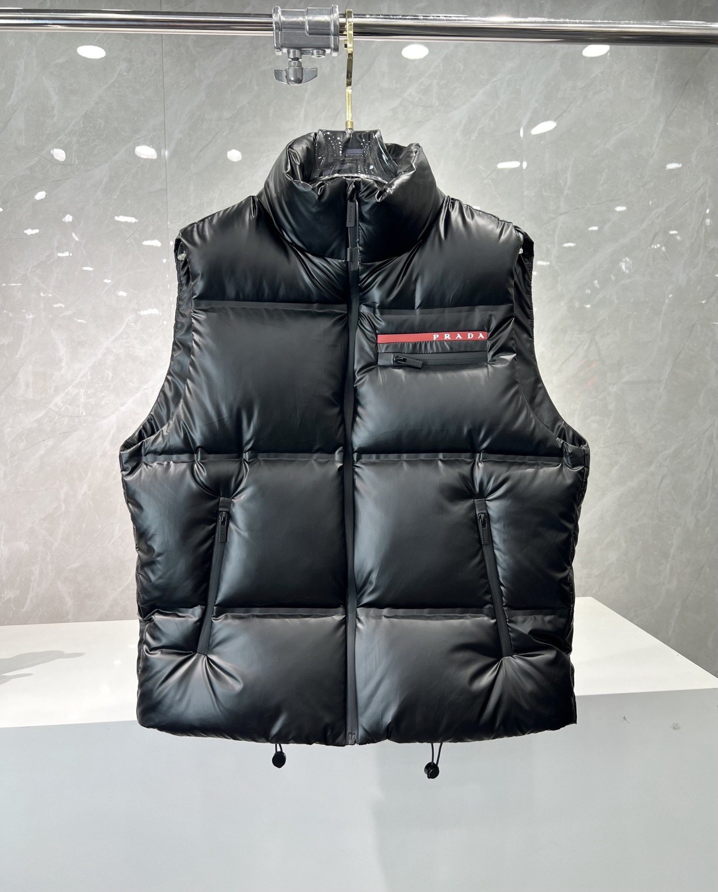 NO:597212,25Fw new products for autumn and winter!  -ADA Prada's new autumn and winter style! Casual small stand-up collar, can be matched at will, low-key luxury and high-end atmosphere, exquisite and beautiful small red series LOGO logo on the chest!  Pocket zippers are inserted diagonally on both sides of the body. The interior is filled with goose down, which is light, soft and comfortable, and very fluffy. The body is seamlessly taped and quilted with horizontal lines. It is made of waterproof performance fabric. This down is made of high-quality 82.1 nylon and 17.9 spandex. The fabric has extremely superior waterproof and breathable properties.  It can withstand the erosion of outdoor cold wind and rain, and the touch of the fabric is unrivaled. It is very smooth and shiny! It can bring you a comfortable wearing experience. The inner filling contains 90% white goose down and 10% feather. The filling is full and plump, and the upper body is light and comfortable. All of them have gone through a strict selection process.  It has excellent fluffiness and resilience, strong warmth and cold protection, and windproof velvet. The latest metal zippers and accessories are customized for customers. The zippers are processed with high-end pressing technology! The classic small red label logo on the chest, and the black lacquer hardware sliders engraved with customer brand letters are everywhere to highlight the aura of a big brand. The stand-up collar design and simple and elegant waterproof zipper design on the placket make it look good no matter how you wear it! Double-layer lining with no velvet, high-density waterproof fabric  The windproof coefficient is super strong, and the fluffiness and warmth retention are excellent! Really awesome! A must-recommend for those who want to go high-end! Color black Size s-2xl, prada, down jacket, alexander wang1986090925Fw秋冬季出品新款！-ADA普拉达秋冬季新款!休闲小立领、可以随意搭配,低调奢华高端大气,胸前精致唯美的小红标系列LOGO徽标！衣身两侧斜插口袋拉链,内充鹅绒轻盈柔软舒适,饱满度很蓬松,衣身无缝压胶横线绗缝,防水性能面料,此款羽绒甄选优质82.1锦纶,17.9氨纶材质制作而成面料拥有极为优越的防水透气性 能抵挡户外寒风雨水的侵蚀,面料触感更是无人能敌非常的爽滑有光泽!能给你带来舒适的穿着体验内里填充物含绒量90白鹅绒,10羽毛,充绒量饱满丰盈,上身轻盈舒适,均经过严格的挑选工序 其蓬松感与与回弹性都极为优越,保暖御寒性强,防风锁绒,客供定制最新款金属拉链与辅料,拉链采用高端压工艺处理!胸前经典小红标徽标,客供品牌字母刻印黑漆五金拉头无处不在彰显大牌气场,立领设计、门襟简单大气的防水拉链设计,简约大气怎么穿怎么好看!双层内衬不出绒高密度防水布料 防风系数超强,蓬松度和保暖性极佳!真正的牛货!走高端的必推! 颜色 黑色 尺码s-2xl,,prada,down jacket,alexander wang,Men's clothing