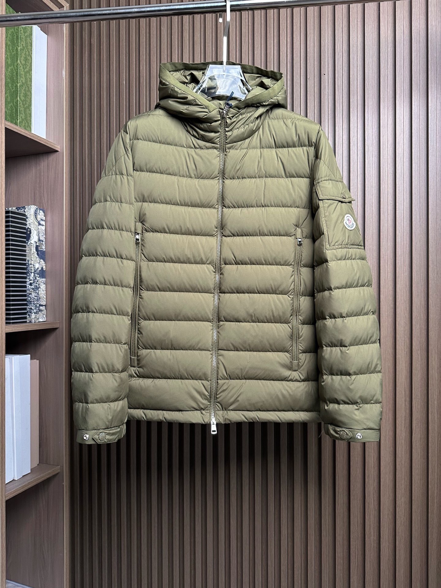 NO:597227,Down jacket - MONCLER hooded down, national standard 95 down, fluffy and warm. The latest model from the official website, laminated letter elements on the brim, stylish double zipper design on the pocket. Color black military green size 12345, down jacket, hats, alexander wang19860909羽绒服- MONCLER连帽羽绒,国标95绒,蓬松保暖.官网最新款,帽檐压胶字母元素,口袋时尚双拉链设计. 颜色黑色 军绿色 尺码12345码,,down jacket,hats,alexander wang,Men's clothing