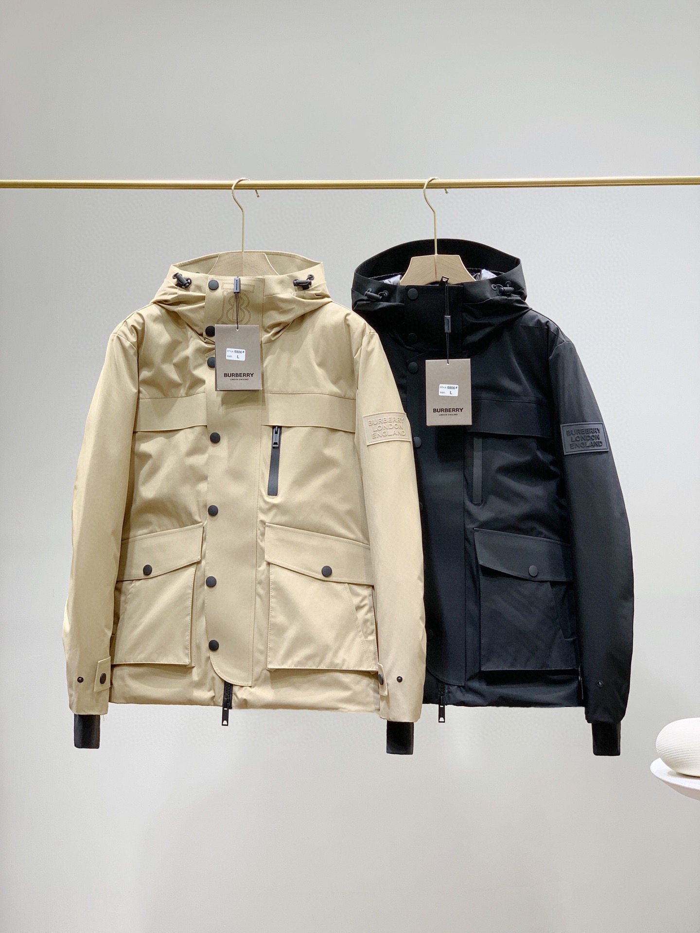 NO:597202,, Burberry men's down jacket, top quality down...the quality is so good...the brand of the British royal family!  !  High-end limited editions from the UK, Europe and other countries... 100% recommended!  !  In China, the price is at least 20,000 yuan. The traditional British noble design is the style that men dream of. It is indeed hard to find!  !  Exported by a trading company...exclusively sold...Although it is a high-end limited edition in Europe...but due to the particularity of the fabric...this kind of fabric...is only available in Taiwan in the world!  !  It is patented and developed in Taiwan... It uses bur gabardine functional fabric. The fabric is fully glued to isolate water molecules. It has the stiffness and texture of gabardine cotton. It also has the comfort of full memory functional fabric... breathability and high-end!  !  Windproof, waterproof, anti-wrinkle, anti-scratch, breathable and other powerful functions are all available!  !  This is definitely a down jacket that kills all others. The two flap pockets on the front and side. Its streamlined tailoring shows a unique fashion!  !  The functional dual-purpose cuffs of the assault model...a design that reaches the pinnacle of aesthetics!  !  The inside of the hem bottom has fixed windproof elastic and double adjustment buckles... which not only has functions but also enhances the overall upper body shape!  !  It has a built-in inner pocket with a concealed button. The most important thing is the three labels... collar label, washable label, and anti-counterfeiting of the size label. These are enough to shock the entire industry!  !  This is only a high-end limited edition in Europe... Sizes M-L-xl-2xl-3xl.. Model 180 140 pounds, size L, burberry, burberry, down jacket, alexander wang19860909,巴宝莉男士羽绒服 顶级羽绒...质量好得冒泡..英国皇室御用品牌！！英国以及欧洲等国度的高端限定款..百分百的好货推荐！！在国内..至少都要2w以上. 极具英国传统高贵的设计..是男人梦寐以求的款式..确实一票难求！！贸易公司出口..独家发售...虽然是欧洲的高端限定款..但是由于面料的特殊性..这种面料..全球只有台湾有！！是台湾专利研发的...采用bur嘎巴甸功能性面料..面料是隔离水分子全压胶的..有嘎巴甸棉质的挺括度和质感..也有着全记忆功能面料的舒适度...透气性和高端度！！防风,防水,防皱,防刮伤,透气等一切强大的功能统统拥有！！这绝对是秒杀一切的羽绒服..正面侧摆的两个盖袋.. 其流线的裁剪..显示出了一种独有的时尚！！冲锋款功能型两用袖口...将美学达到了一个巅峰的设计！！摆底内测..有固定防风松紧..也有双重调节扣...在具备功能的同时..增强了整体的上身版型！！内置一个暗扣内袋..最重要的是三标...领标..洗唛.. 尺码标的防伪..都是足以让整个业界震撼的！！这也只有欧洲的高端限定款... 尺码M-L-xl-2xl-3xl.. 模特180 140斤驾驭L码,,burberry,burberry,down jacket,alexander wang,Men's clothing